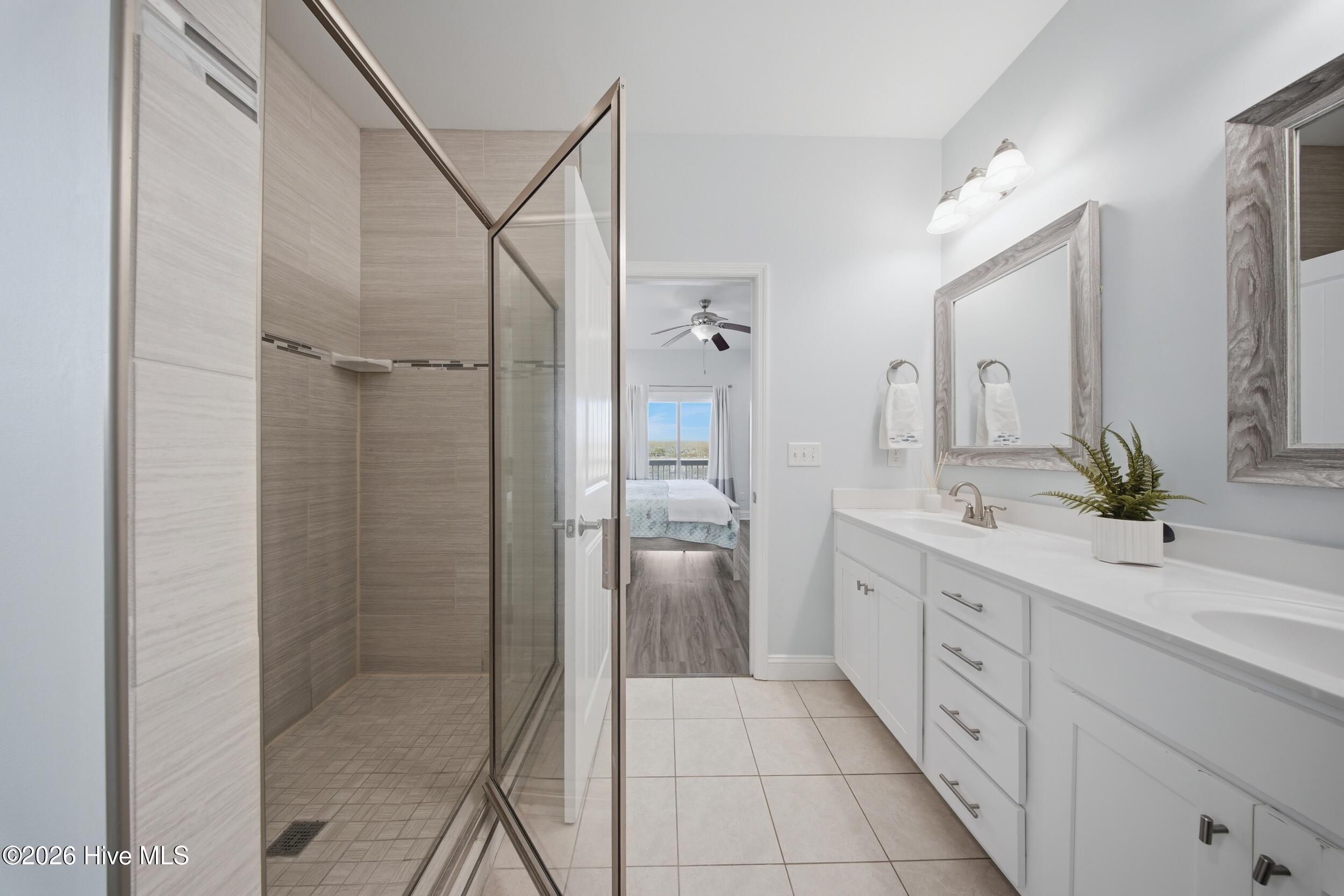 100565871 | Photo 14