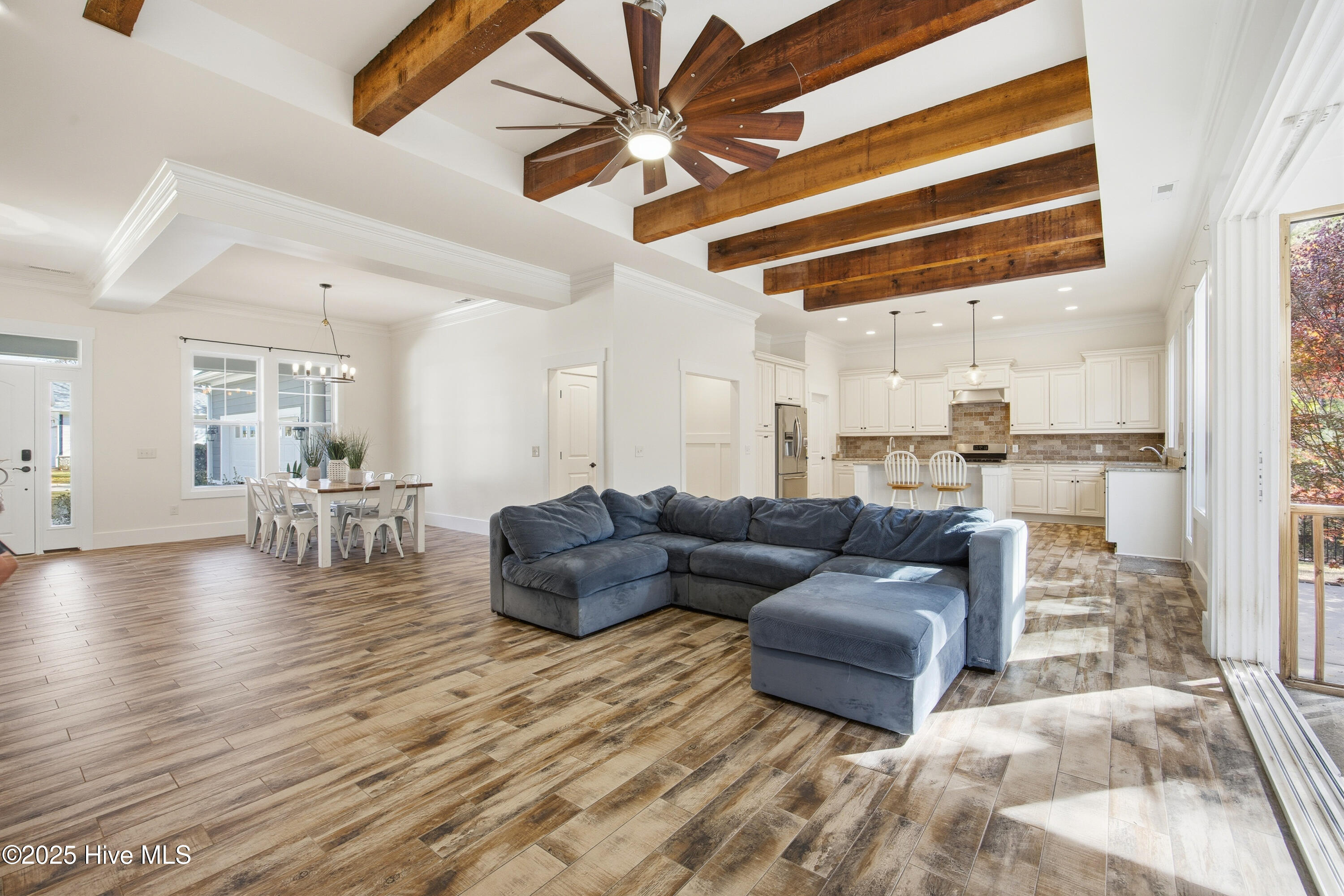 100541588 | Photo 13