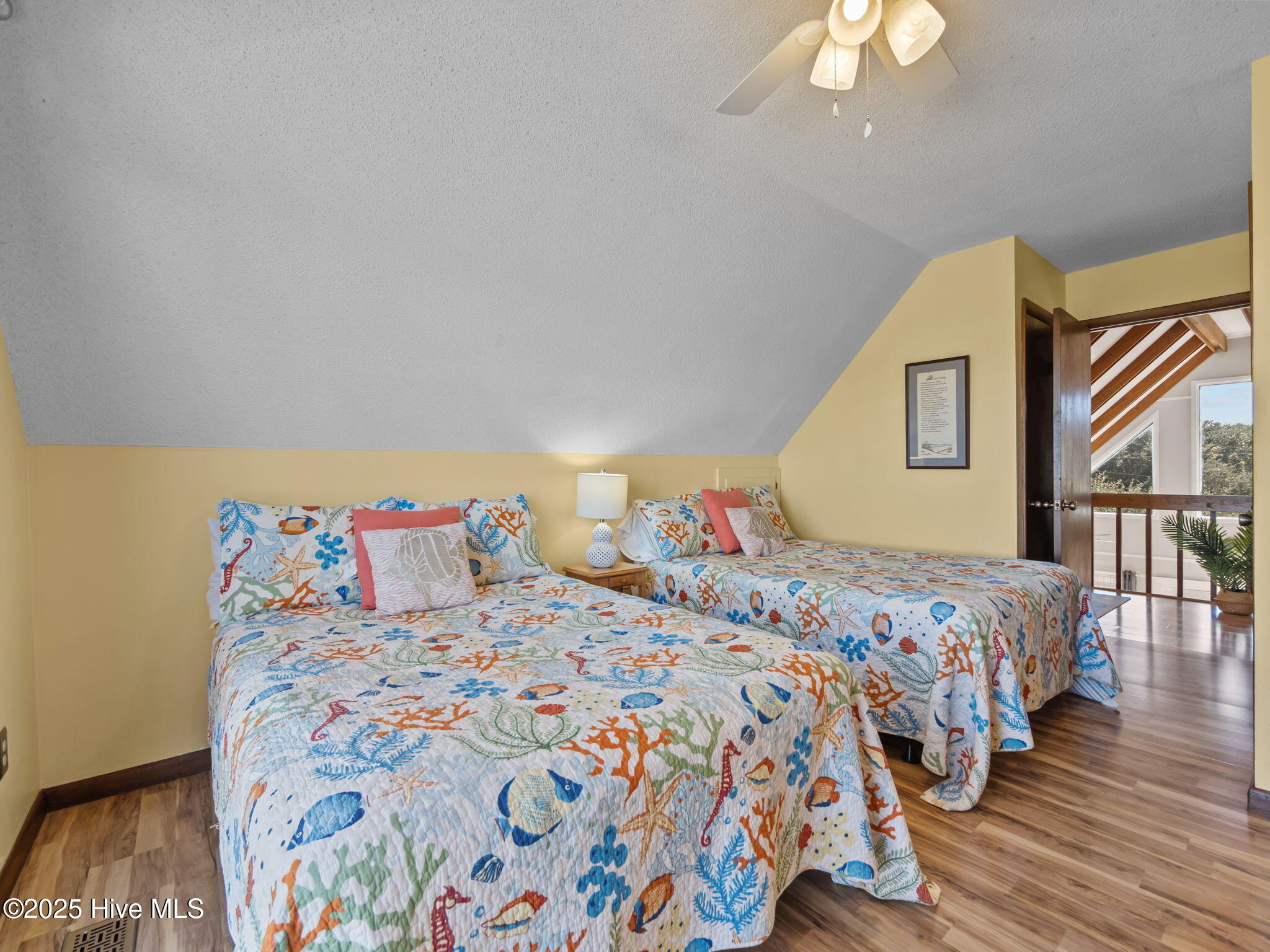 100537997 | Photo 22