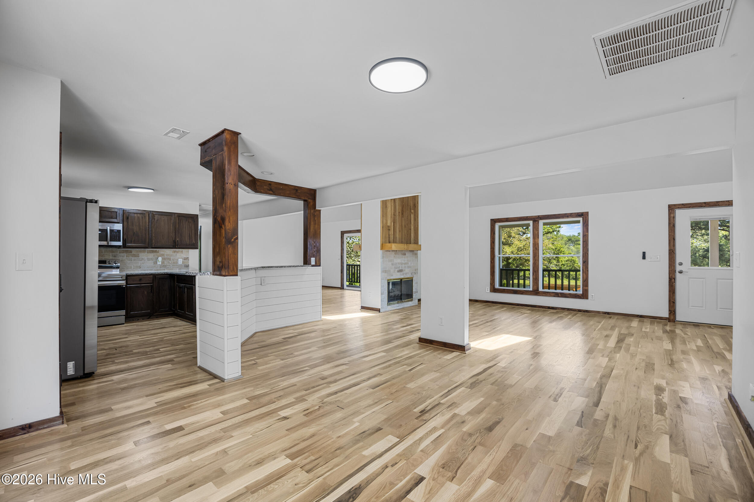 100568945 | Photo 12