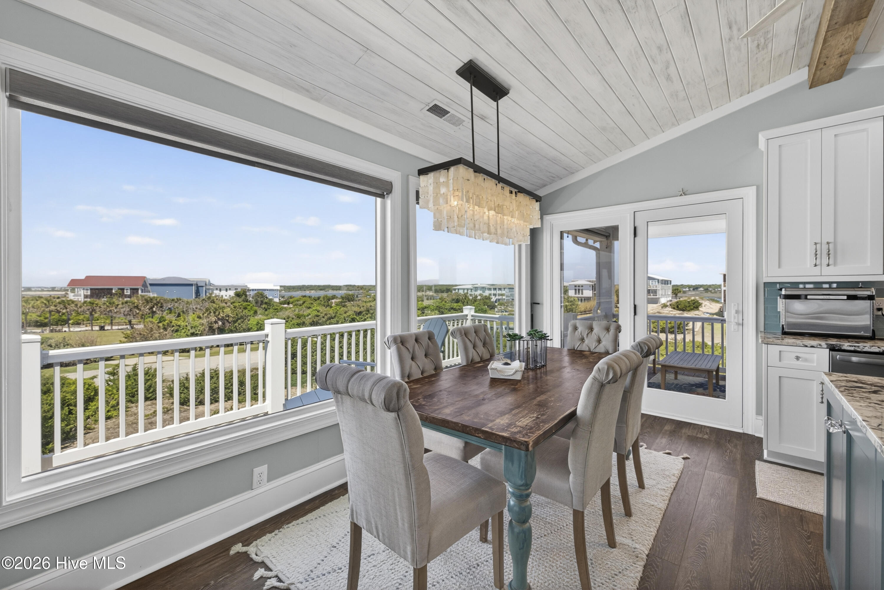 100568247 | Photo 16