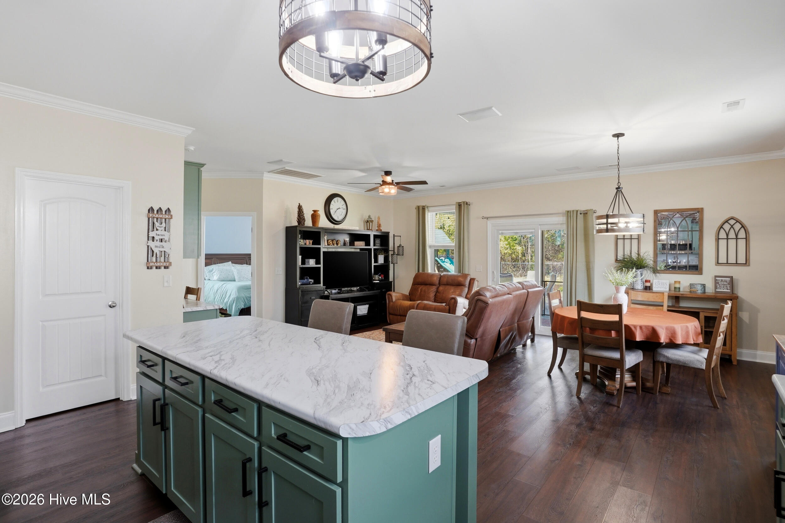 100562435 | Photo 13