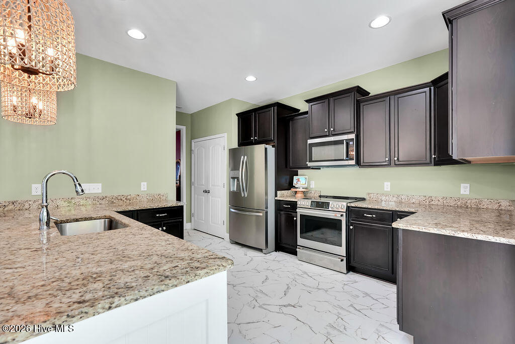 100565738 | Photo 14