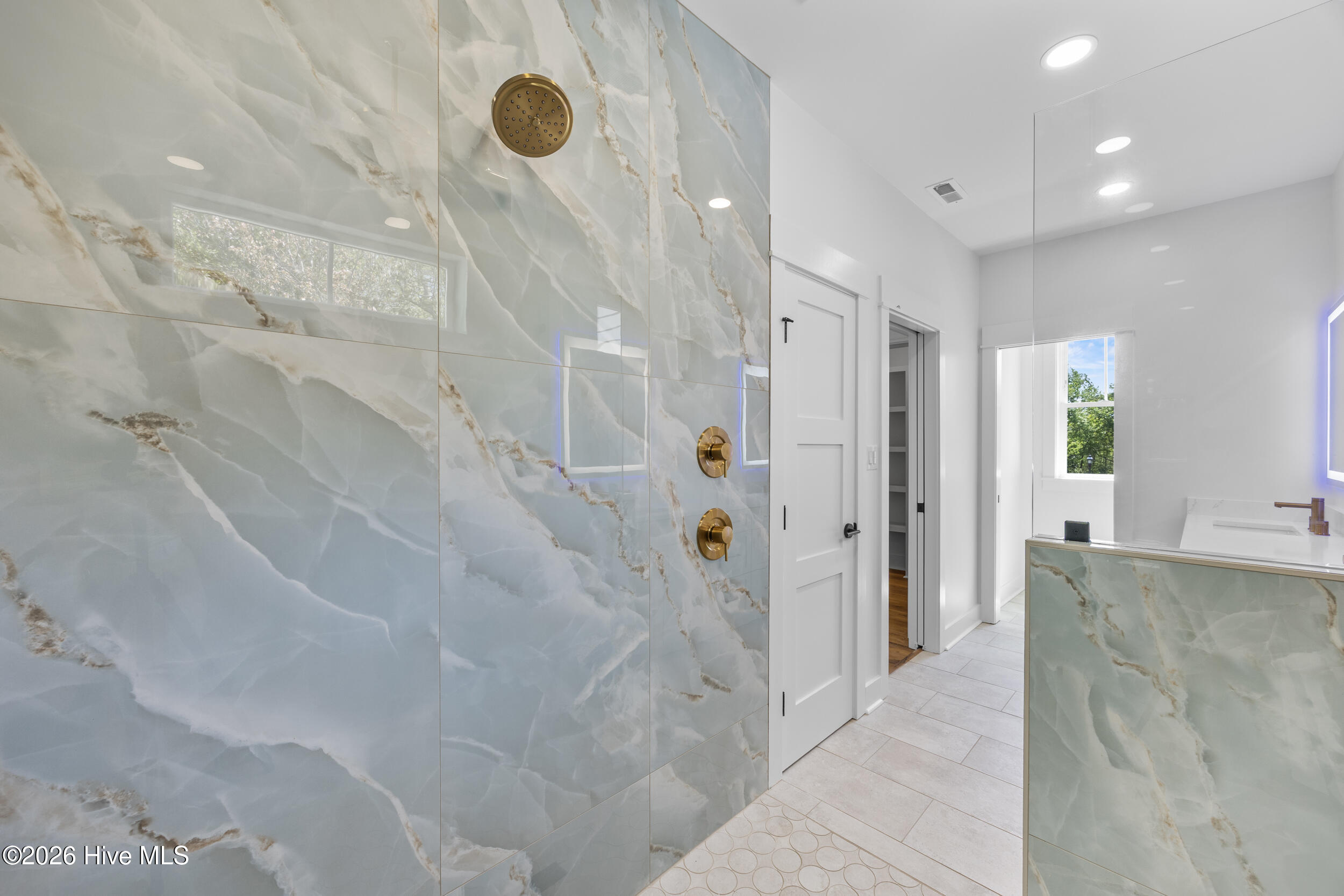 100567625 | Photo 24