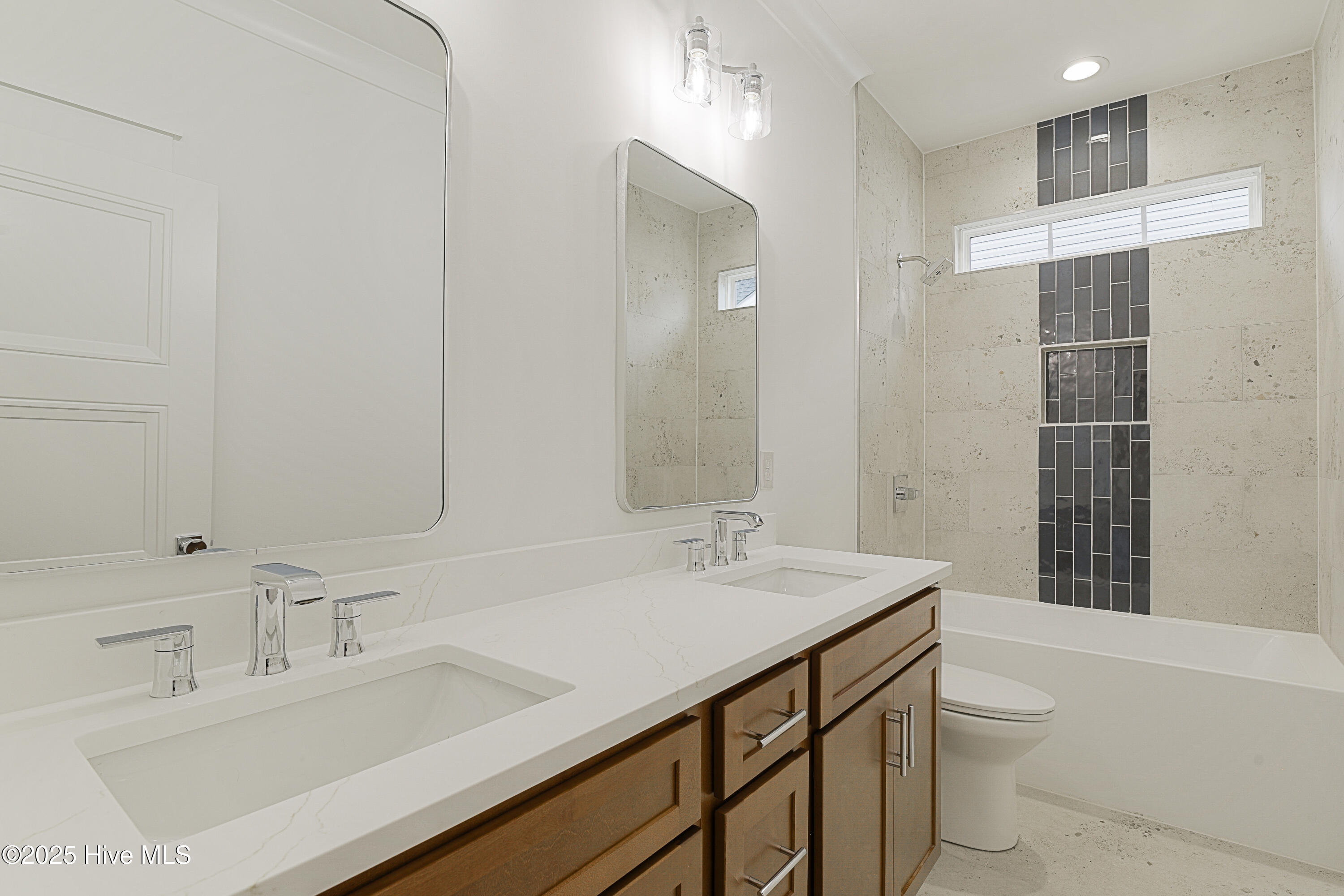 100520217 | Photo 30