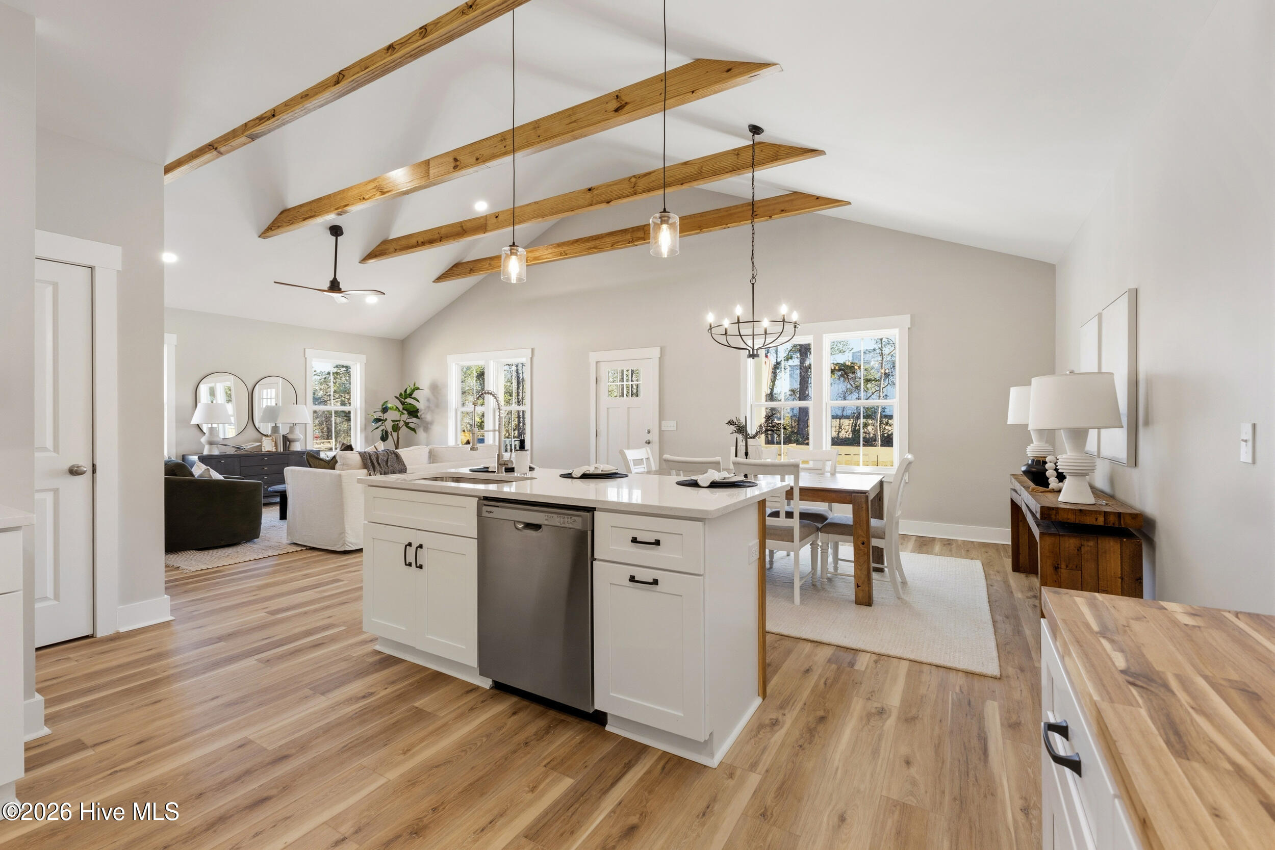 100557700 | Photo 25