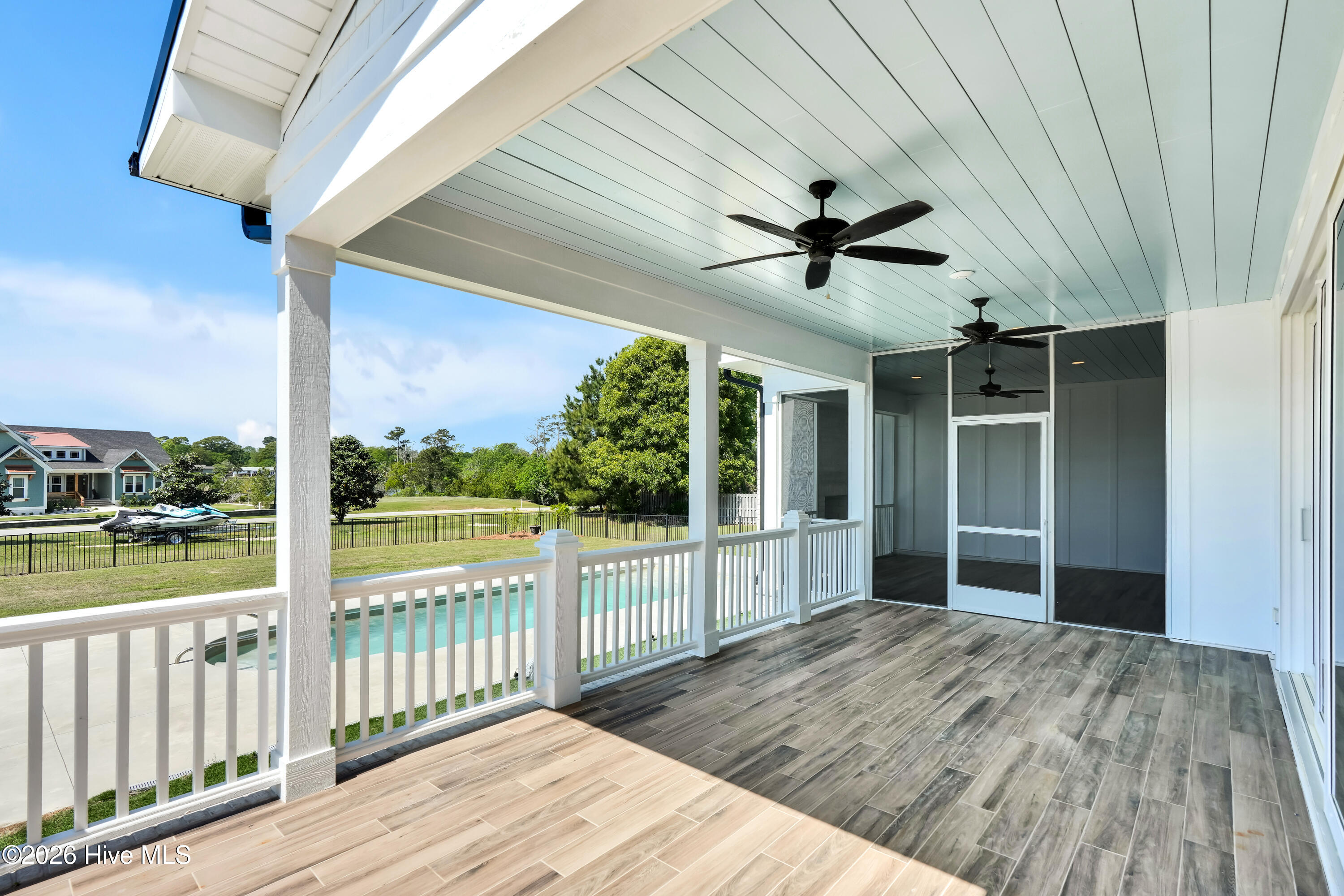 100567914 | Photo 51