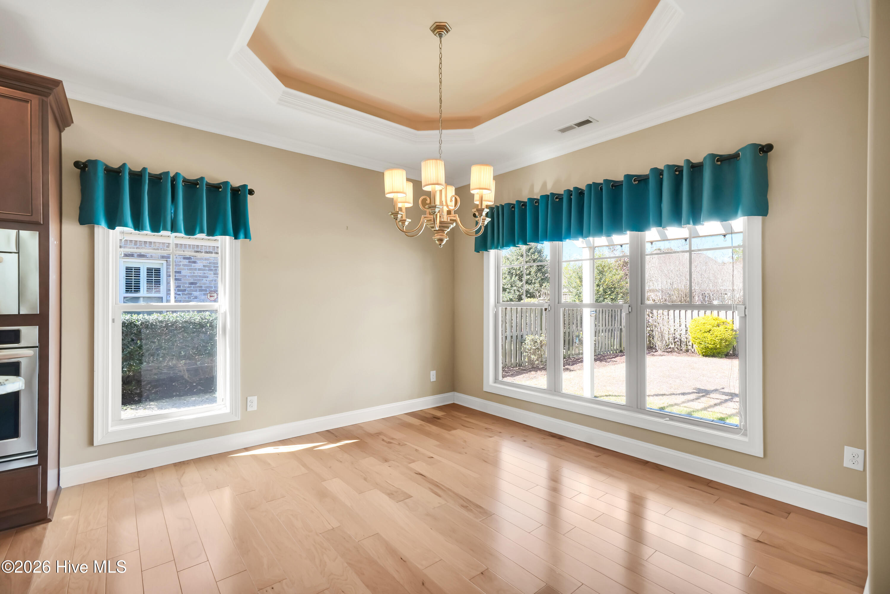 100562046 | Photo 13