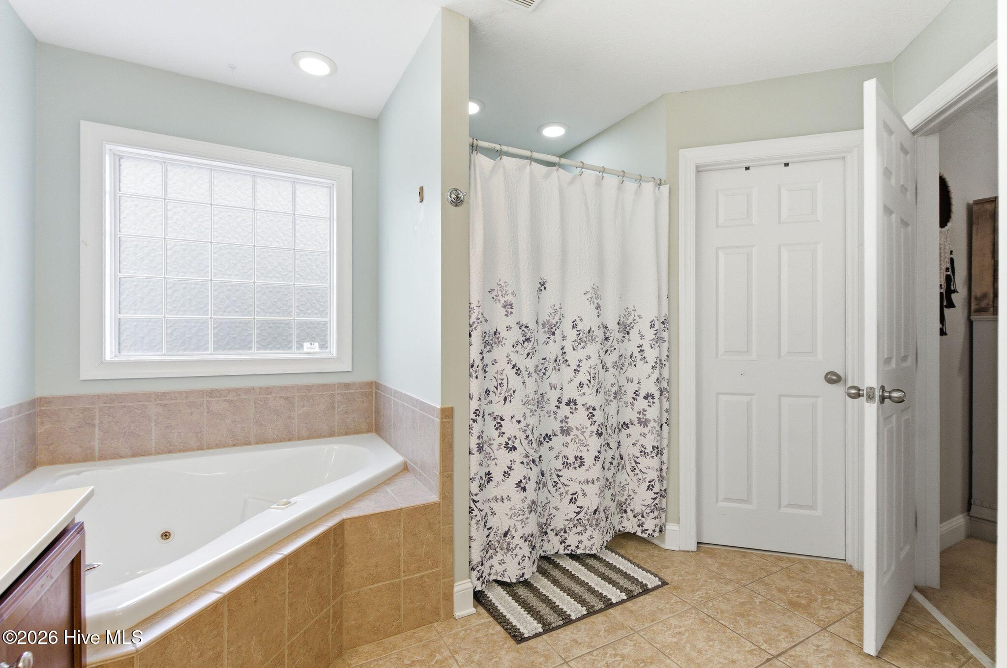 100561216 | Photo 25