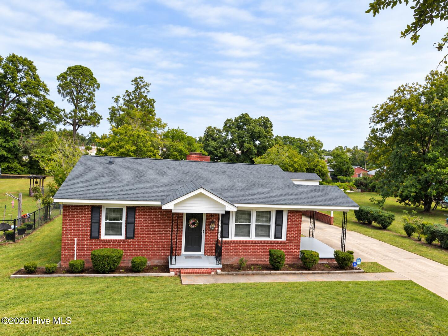 Photo 2 of Single family home for sale at 604 W Boundary St, La Grange, NC 28551 | MLS# 100606553 | Listing updated on 2026-10-02