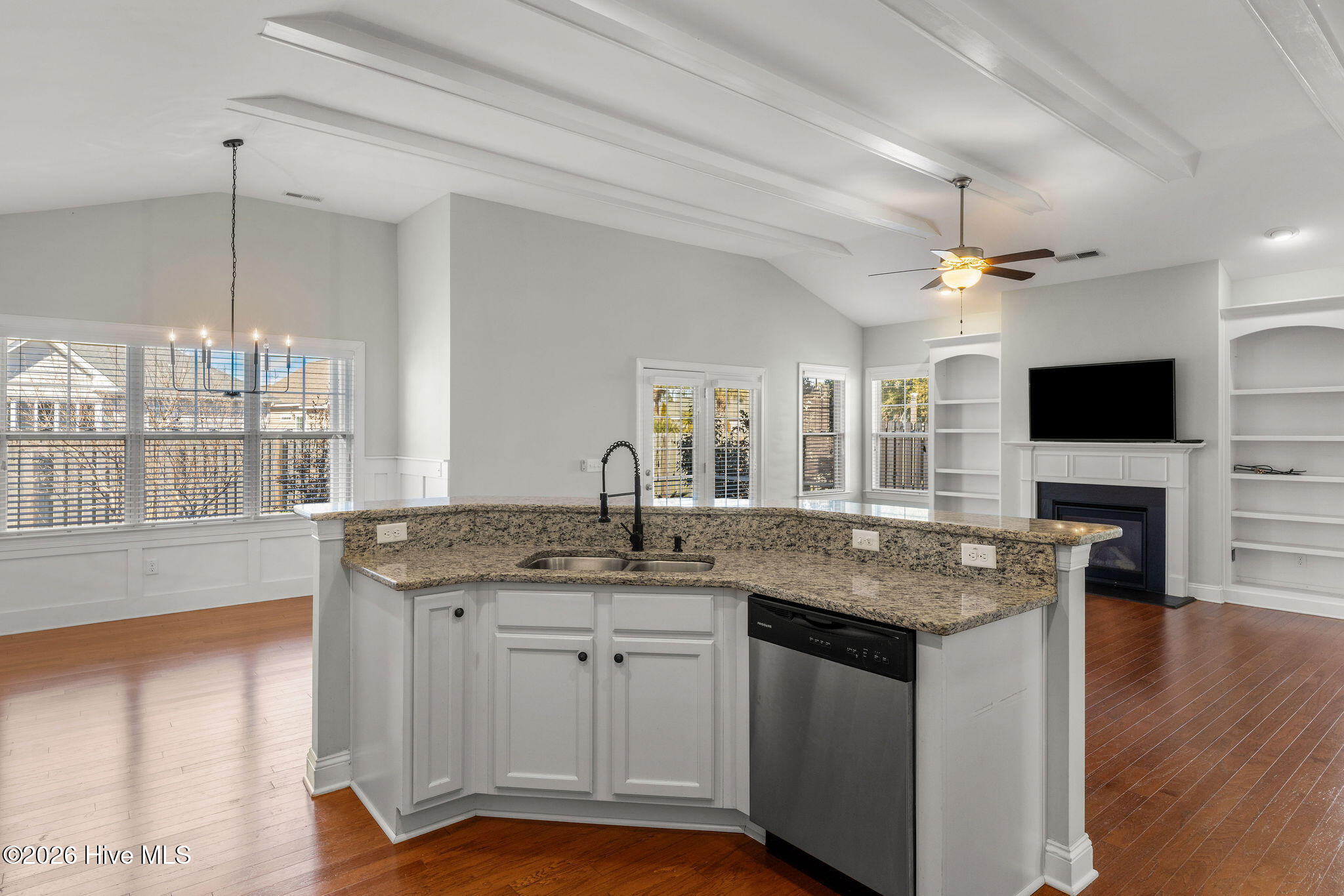 100554608 | Photo 19