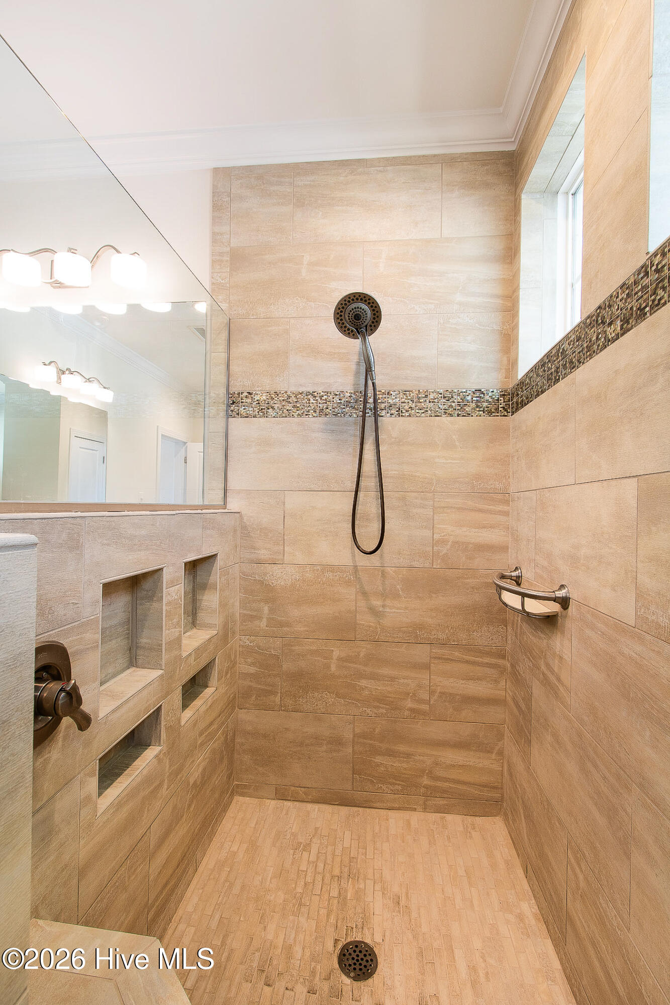 100568588 | Photo 34