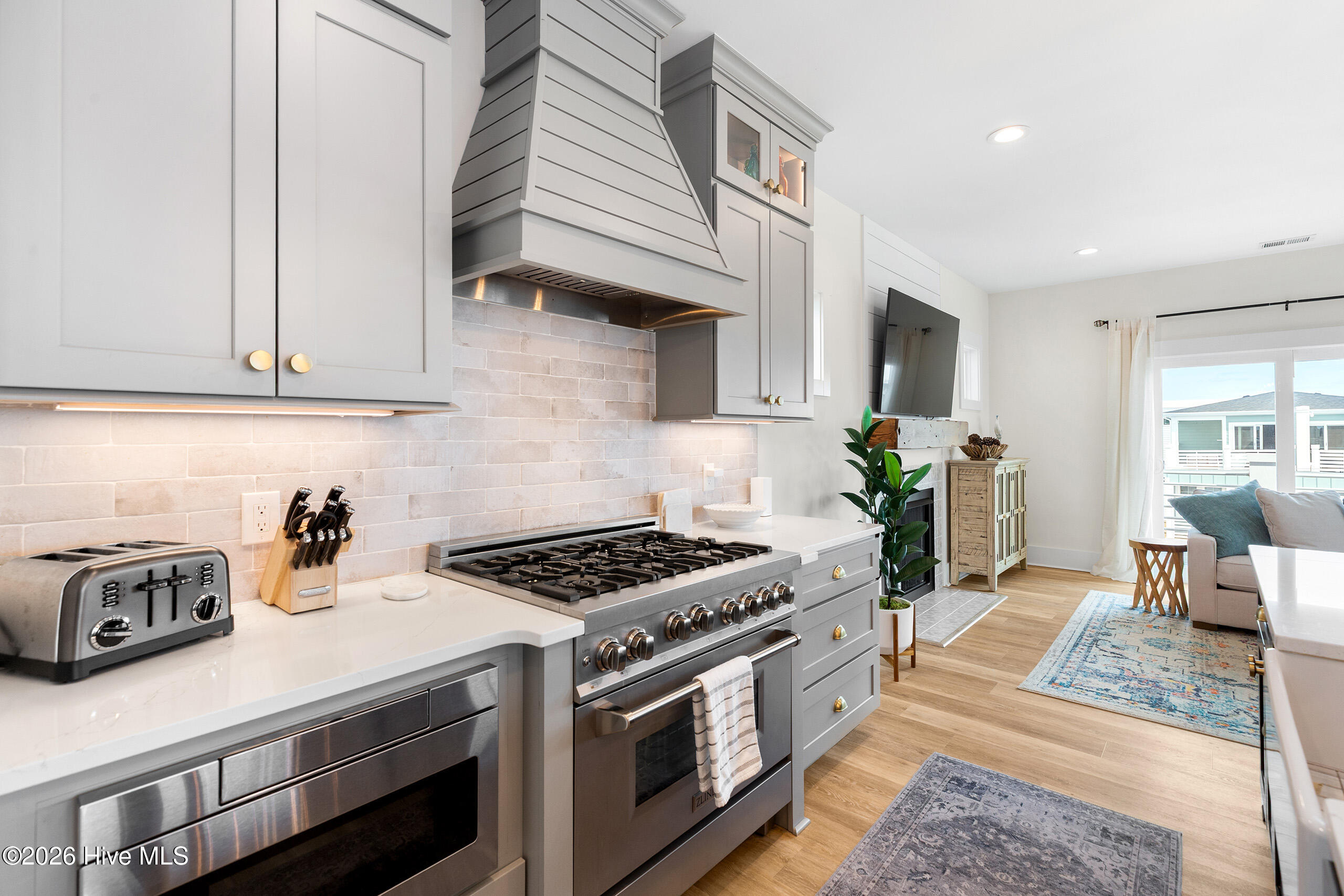 100562975 | Photo 16