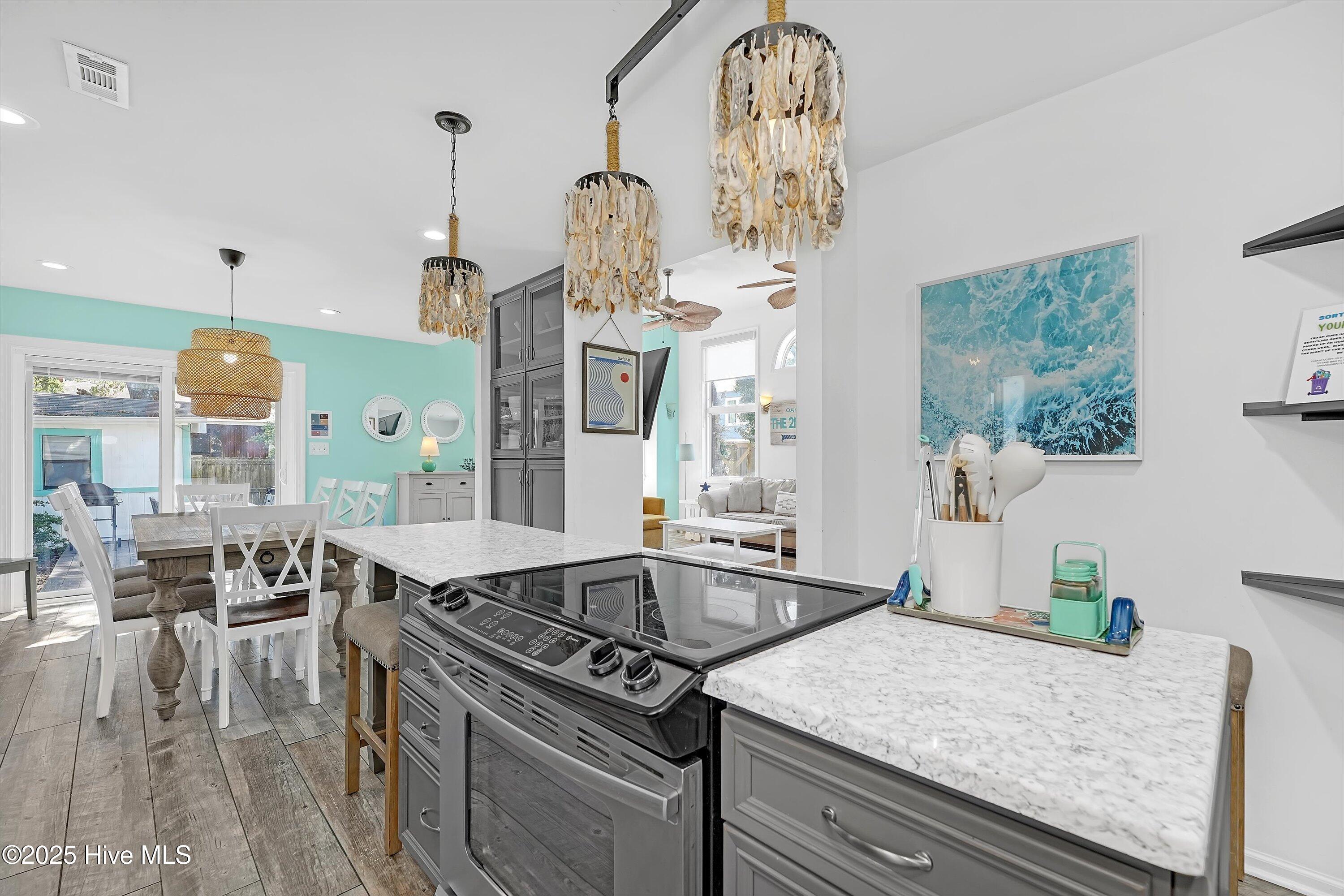 100527837 | Photo 21