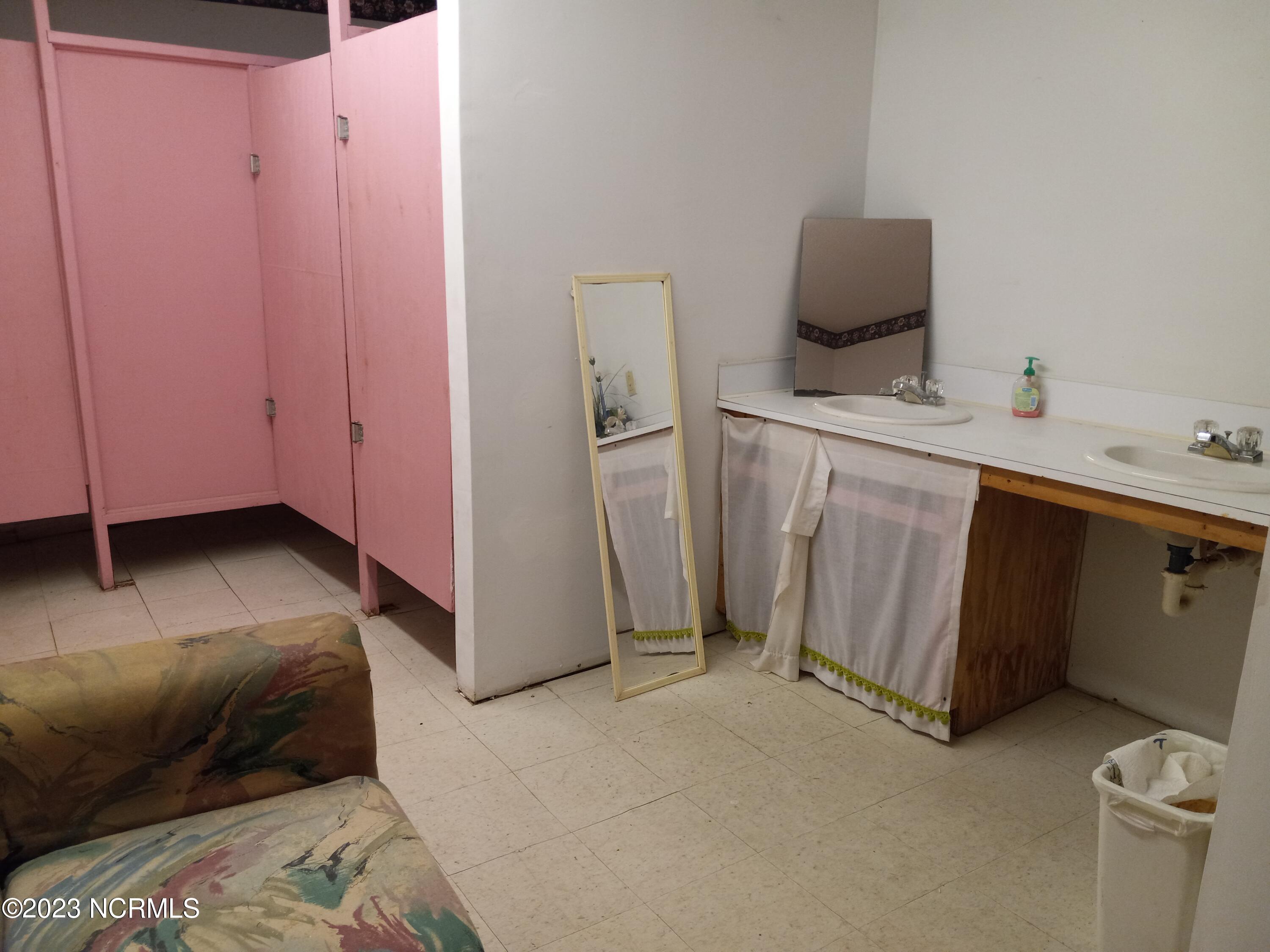 915 Tower Hill Road bath 1 20230327