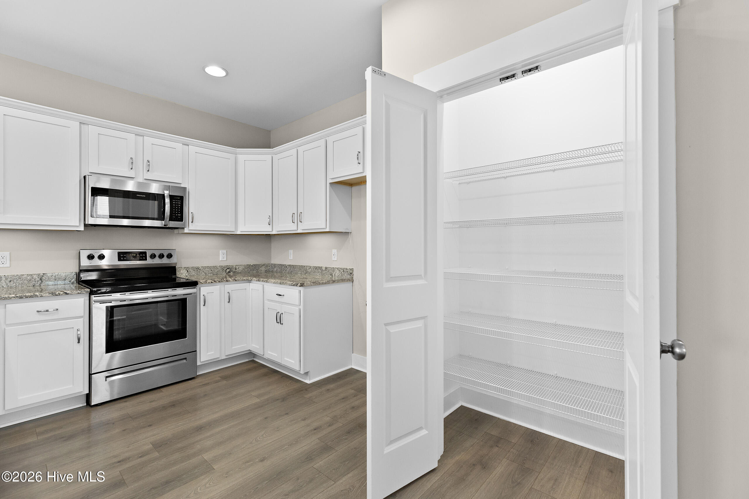 100550596 | Photo 15