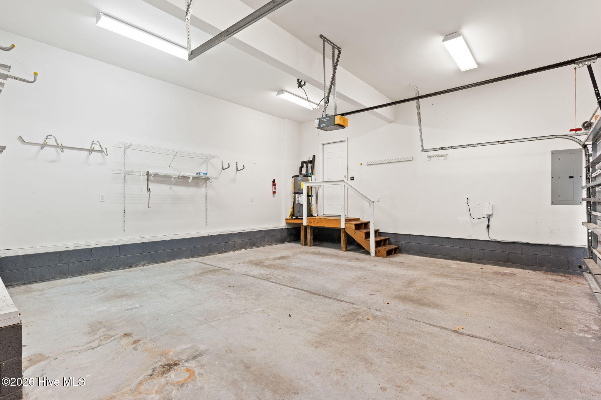 100551669 | Photo 43