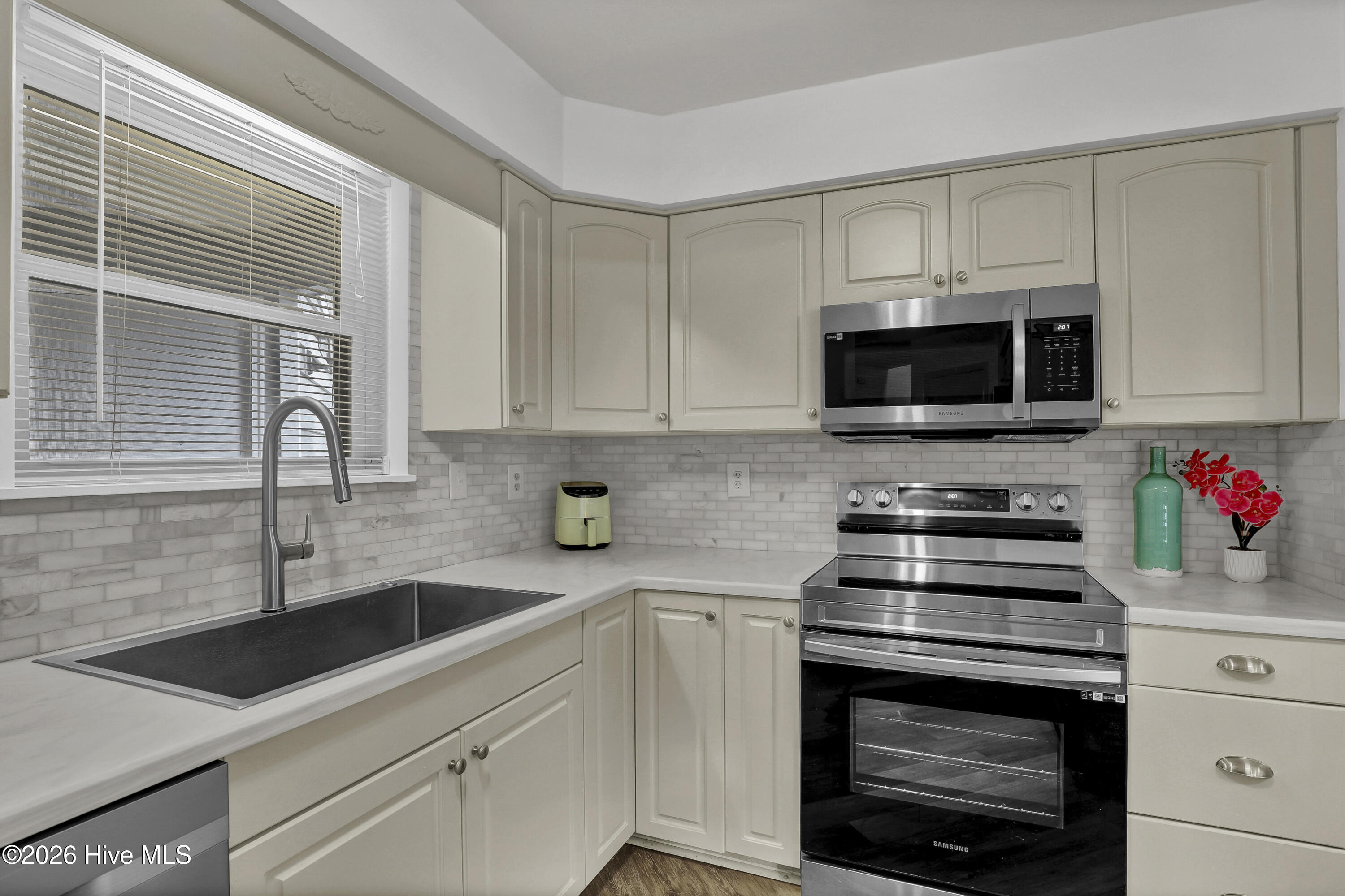 100549280 | Photo 16