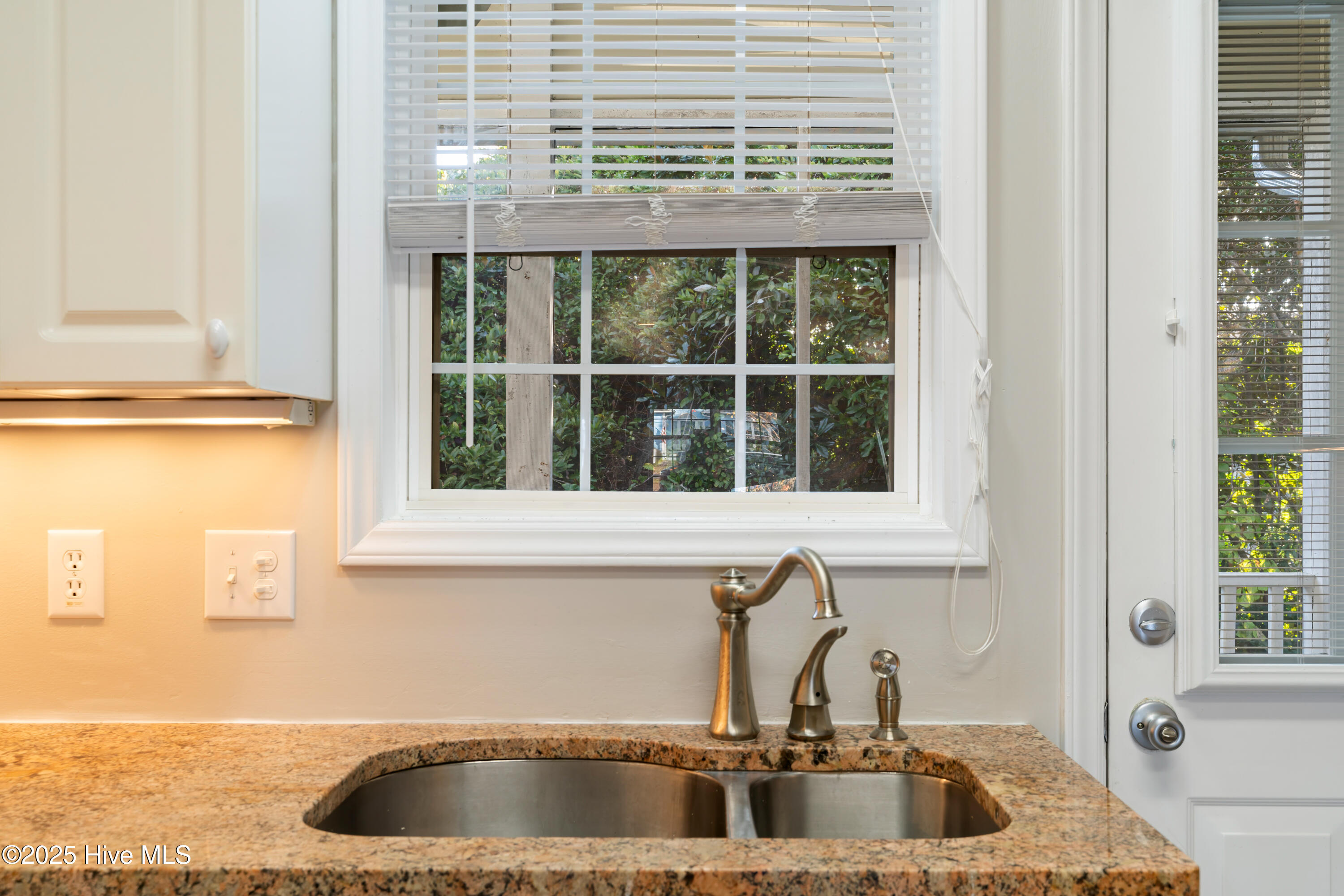 100543647 | Photo 13