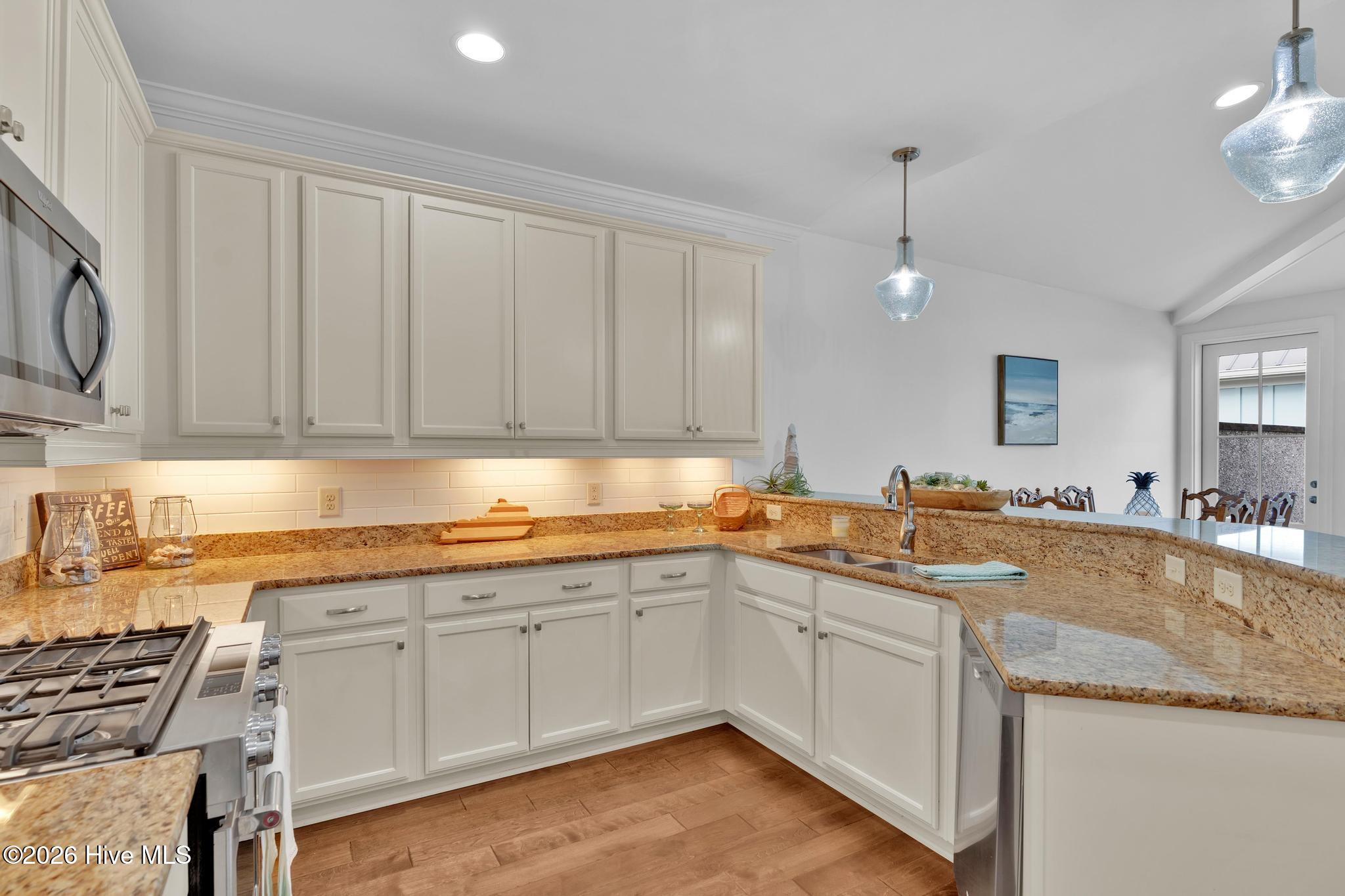 100556284 | Photo 15