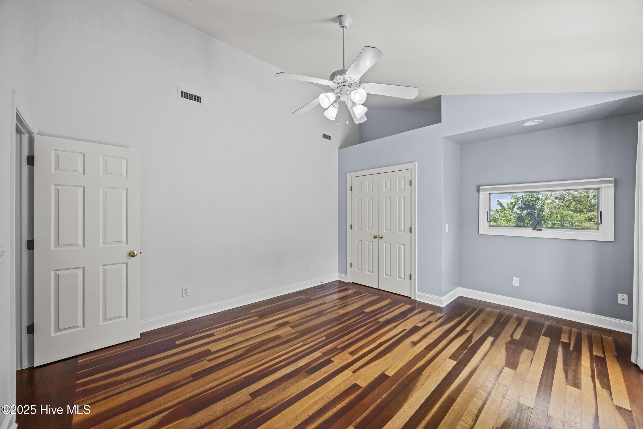 100519629 | Photo 50