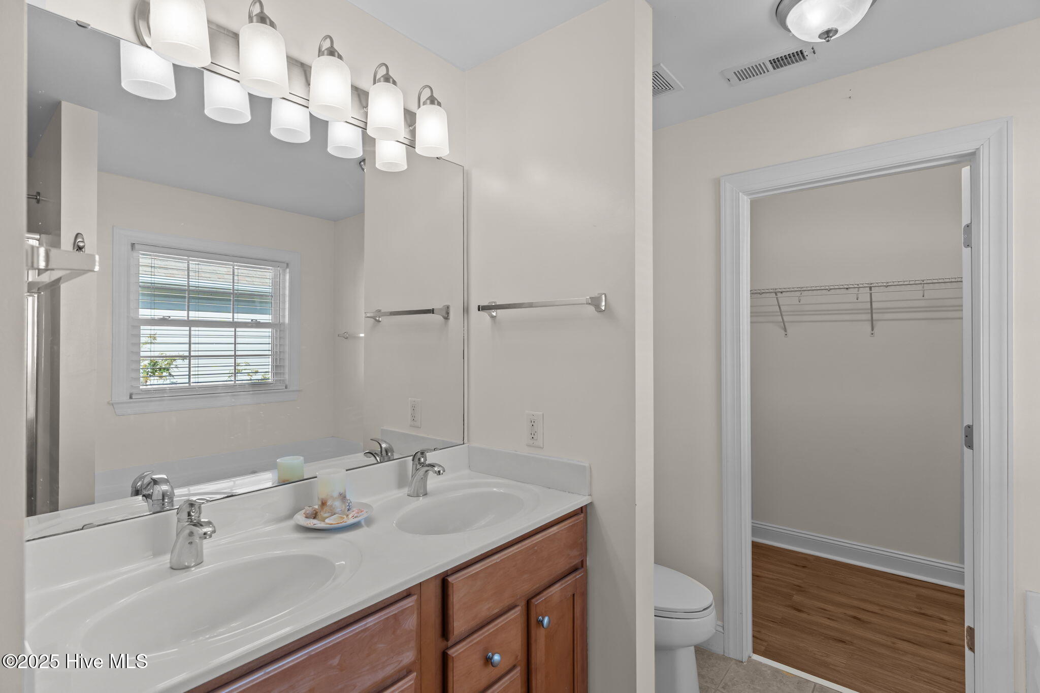 100537939 | Photo 36