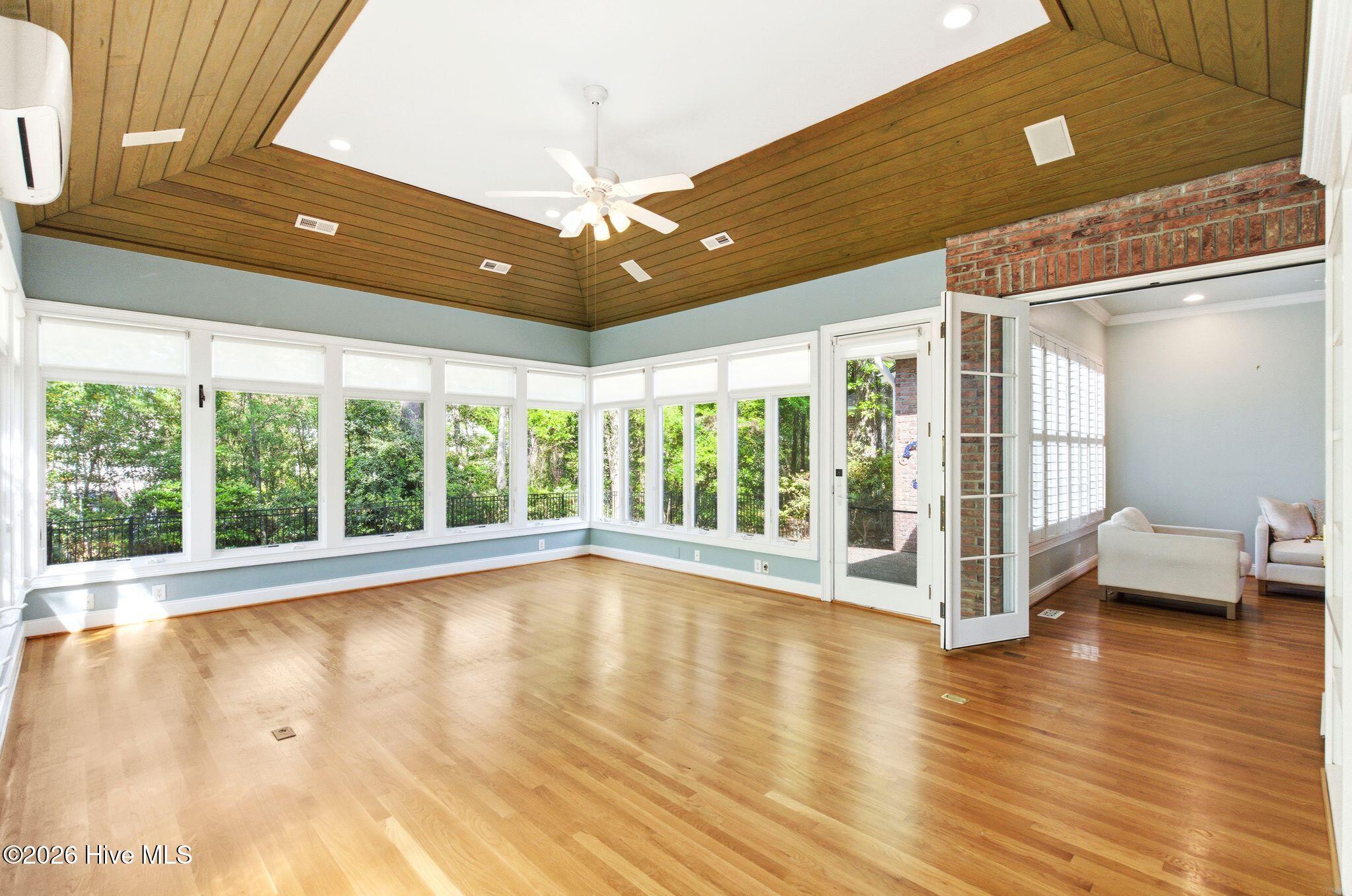 100567139 | Photo 21