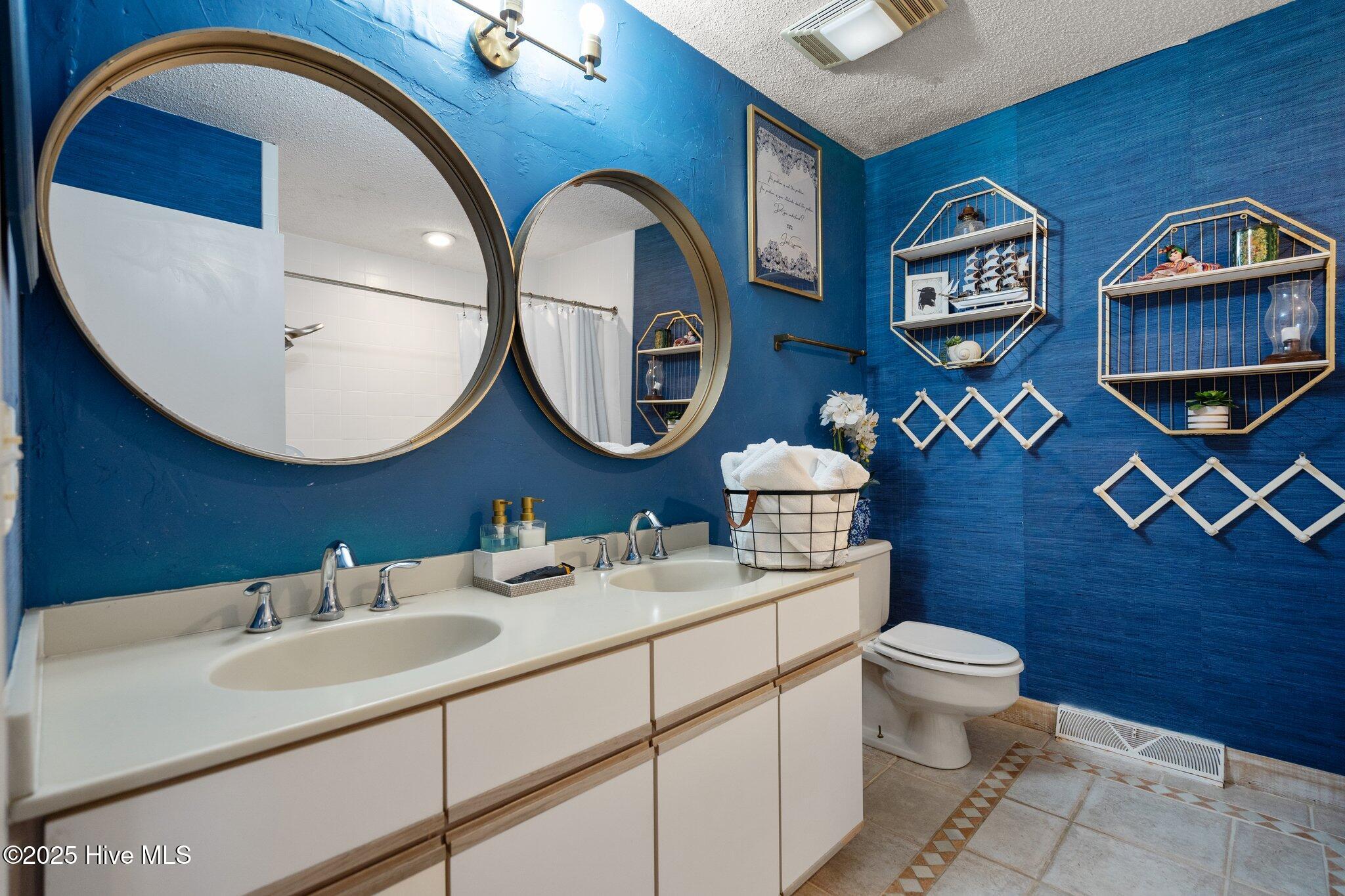 100564100 | Photo 29