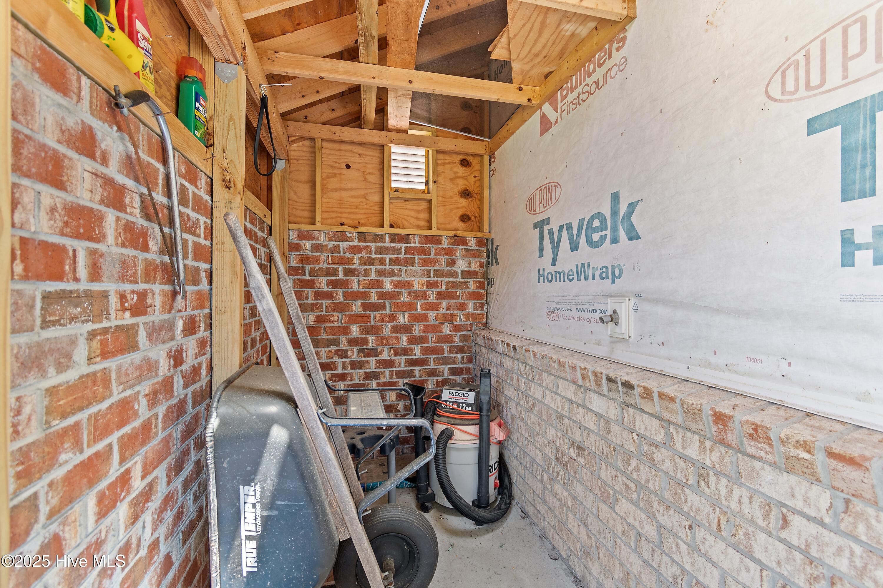 100518385 | Photo 32