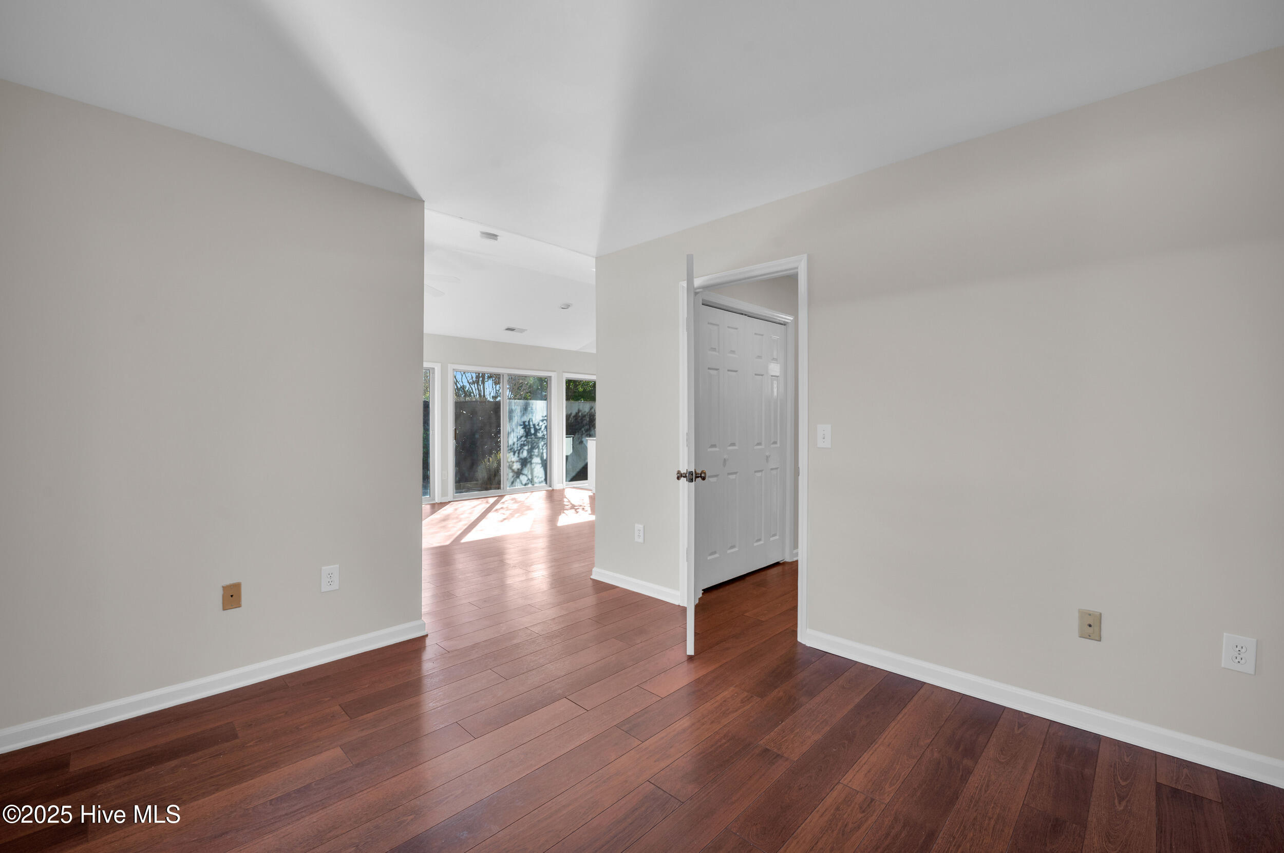 100547235 | Photo 28