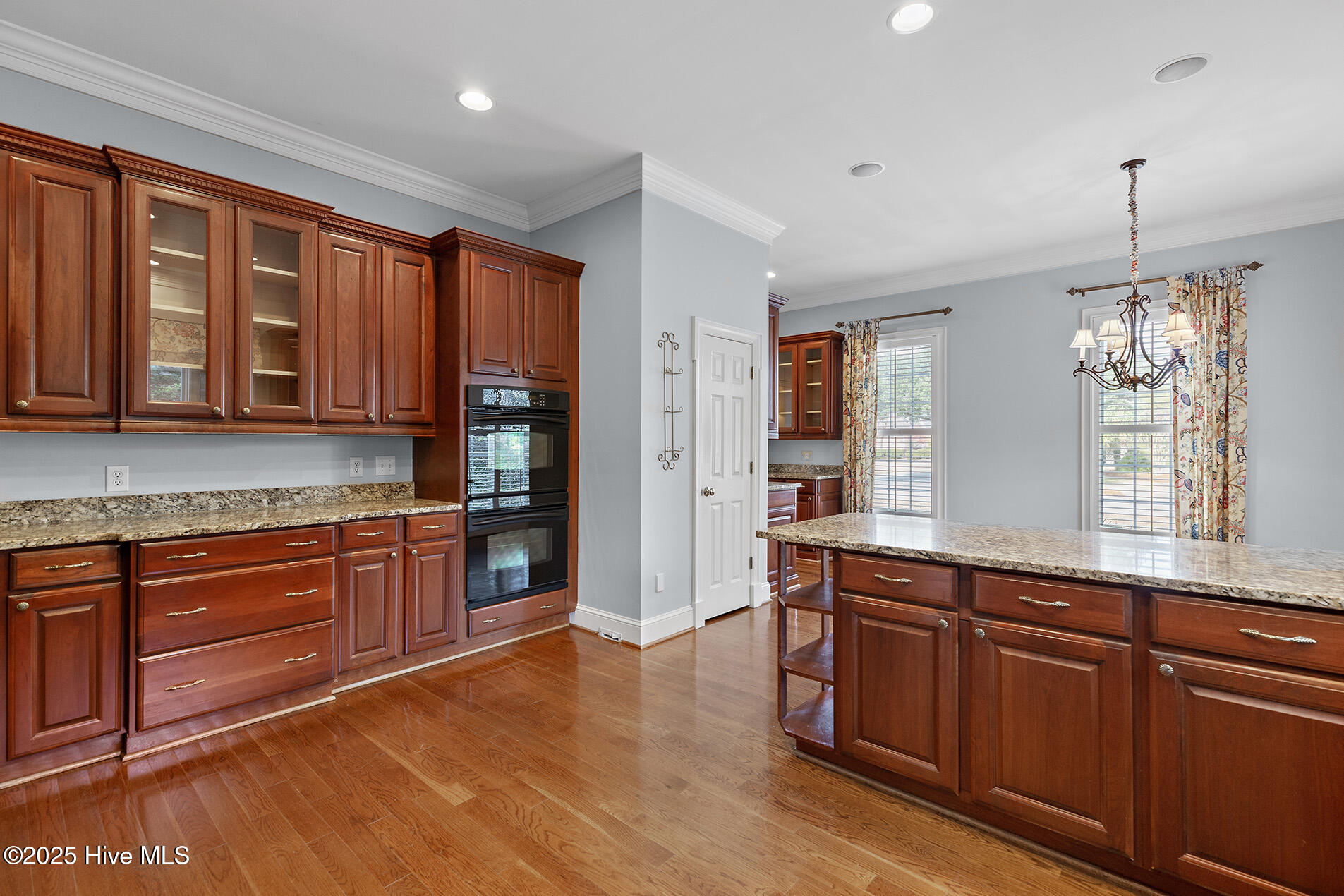 100545737 | Photo 25