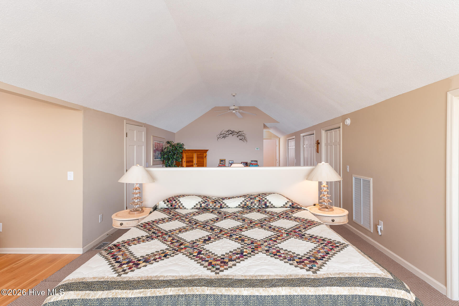 100556011 | Photo 43