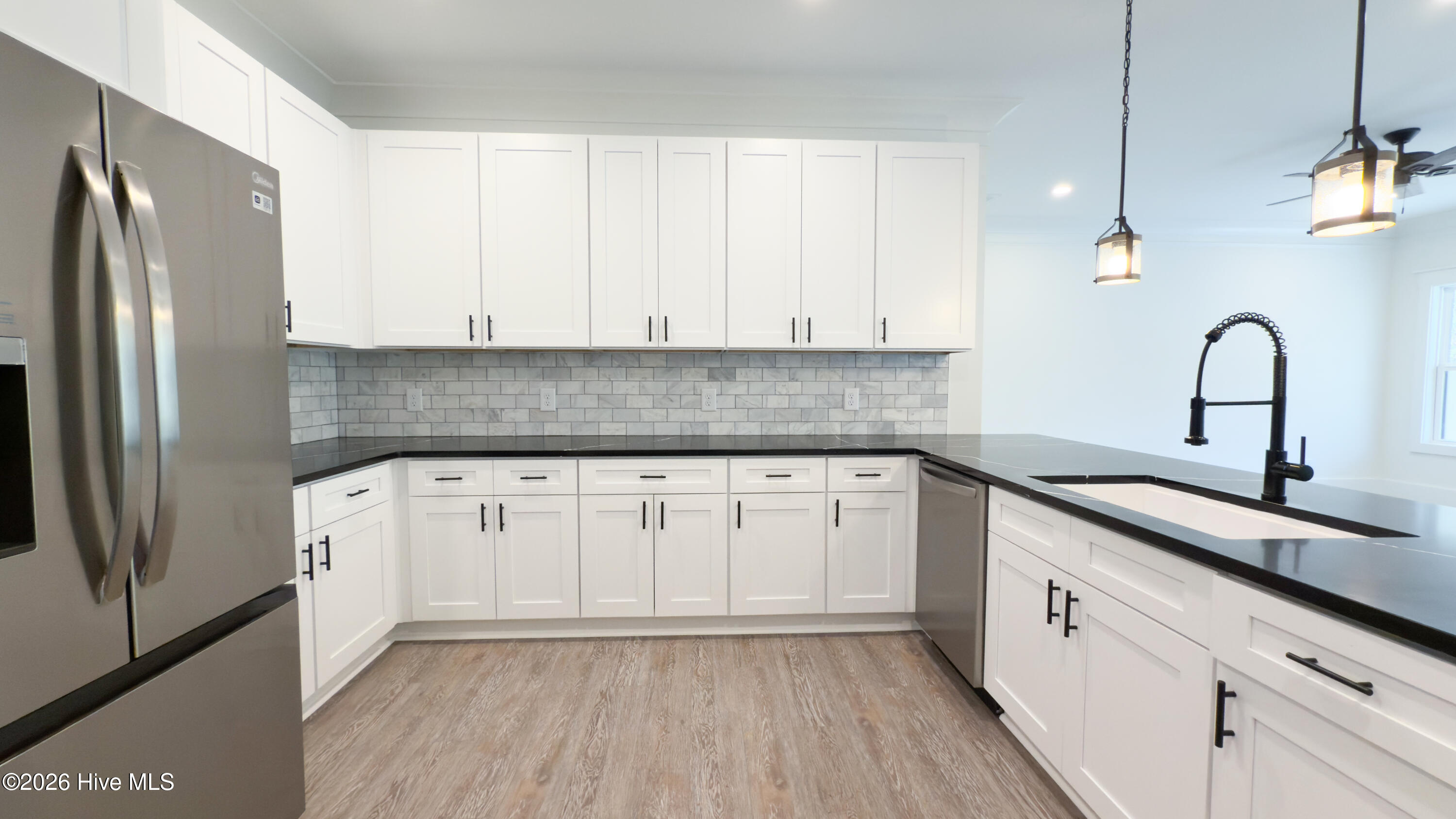 100550170 | Photo 12