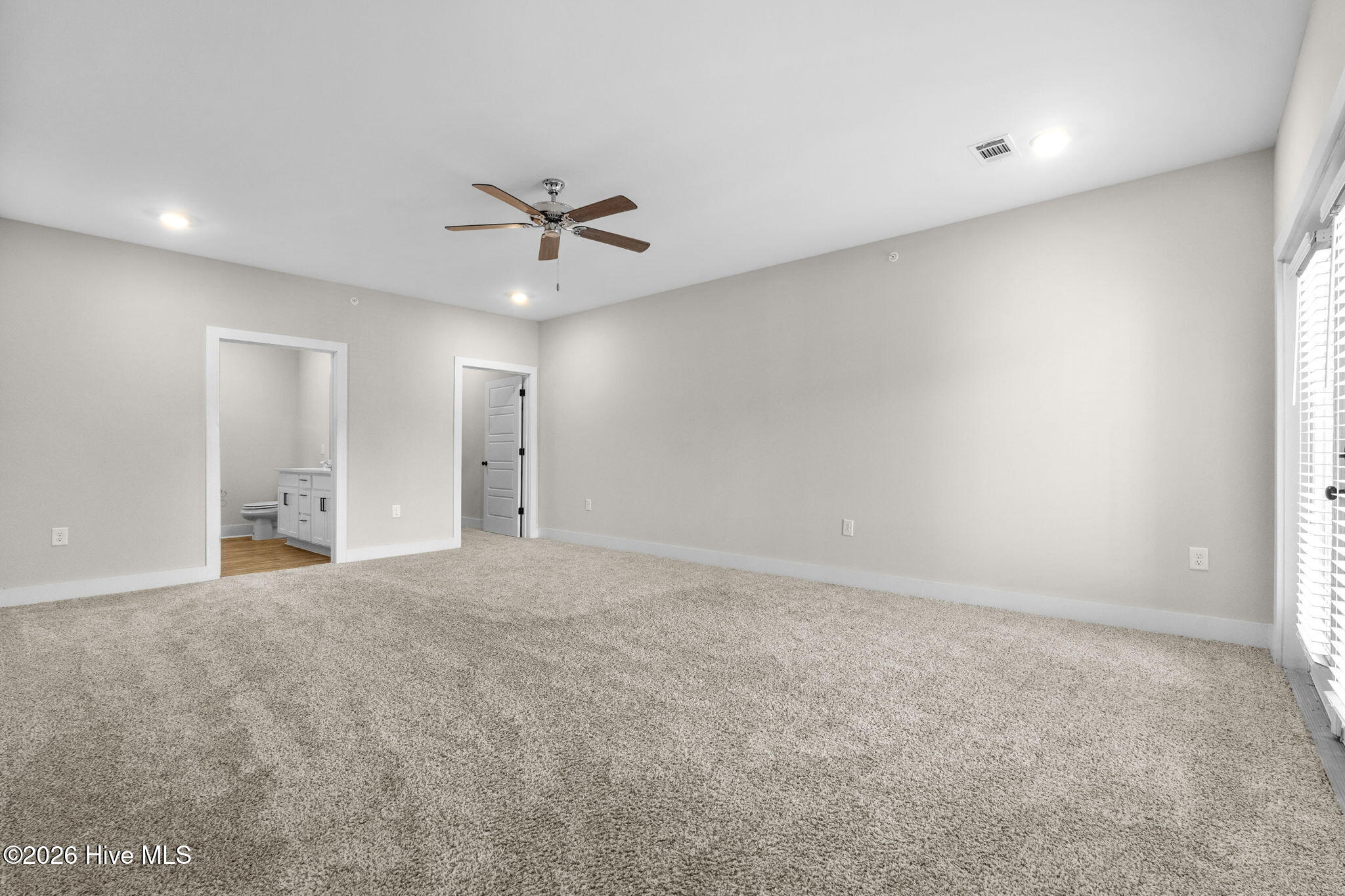 100566084 | Photo 25