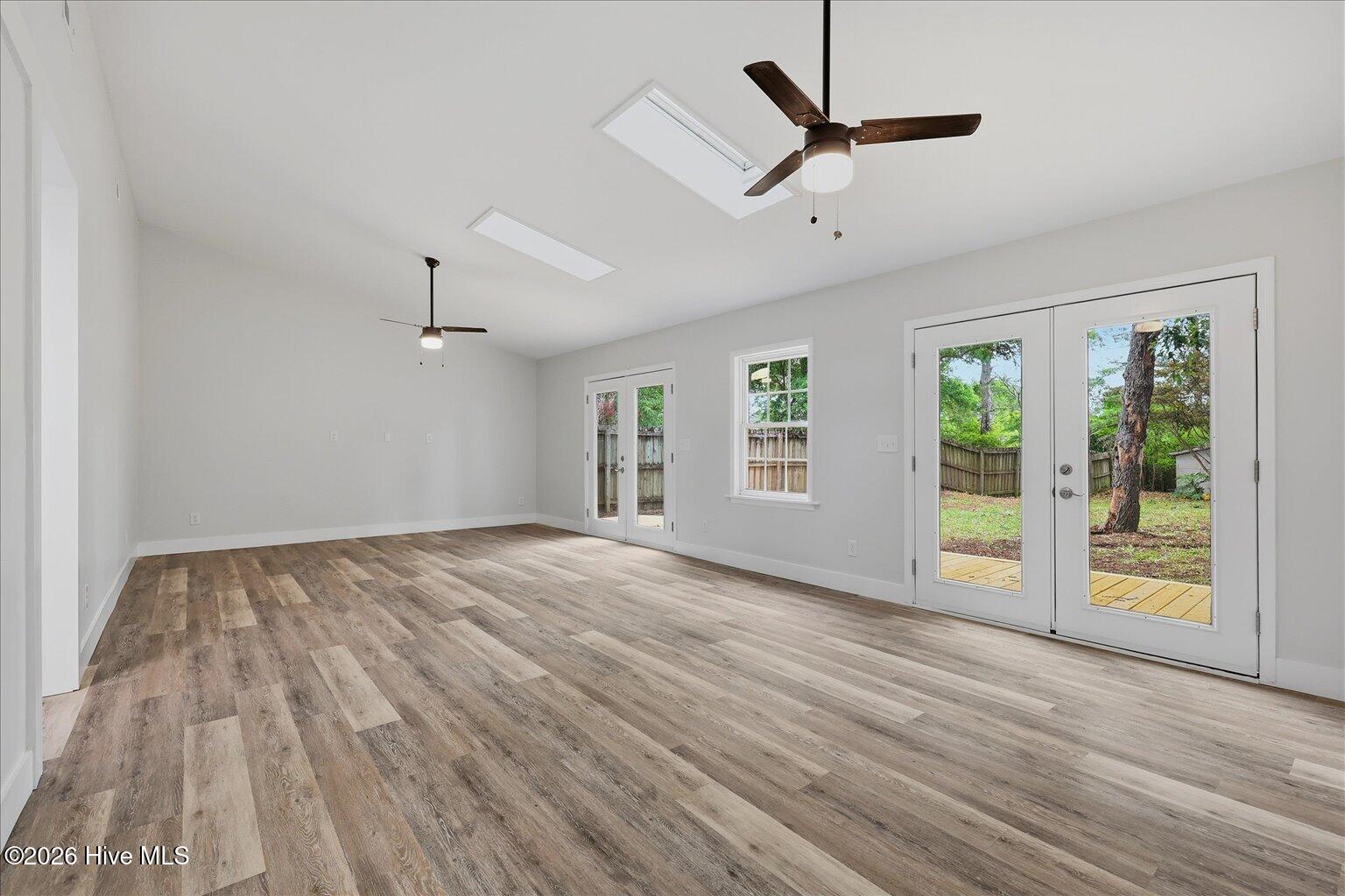 100570357 | Photo 22