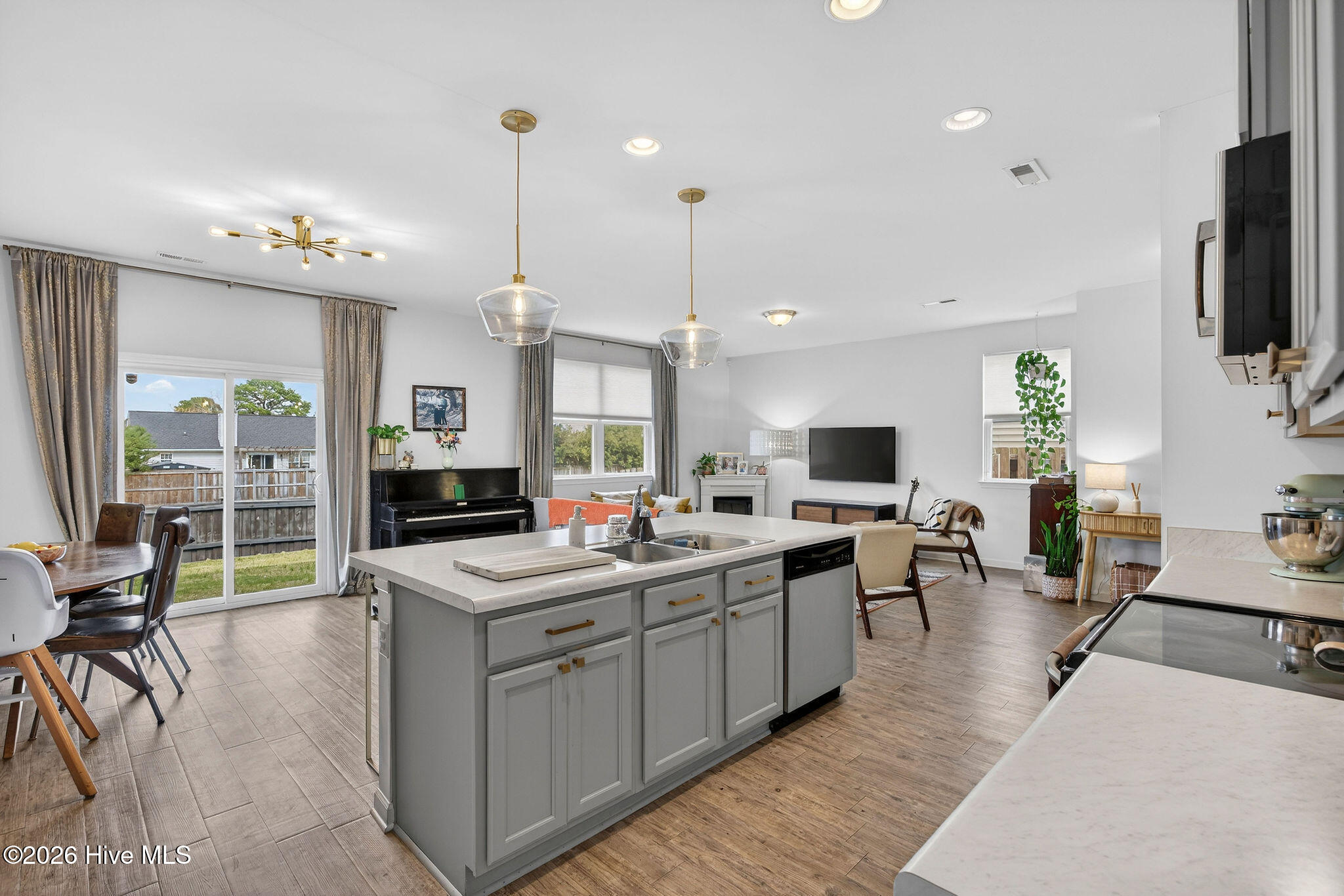 100562313 | Photo 14