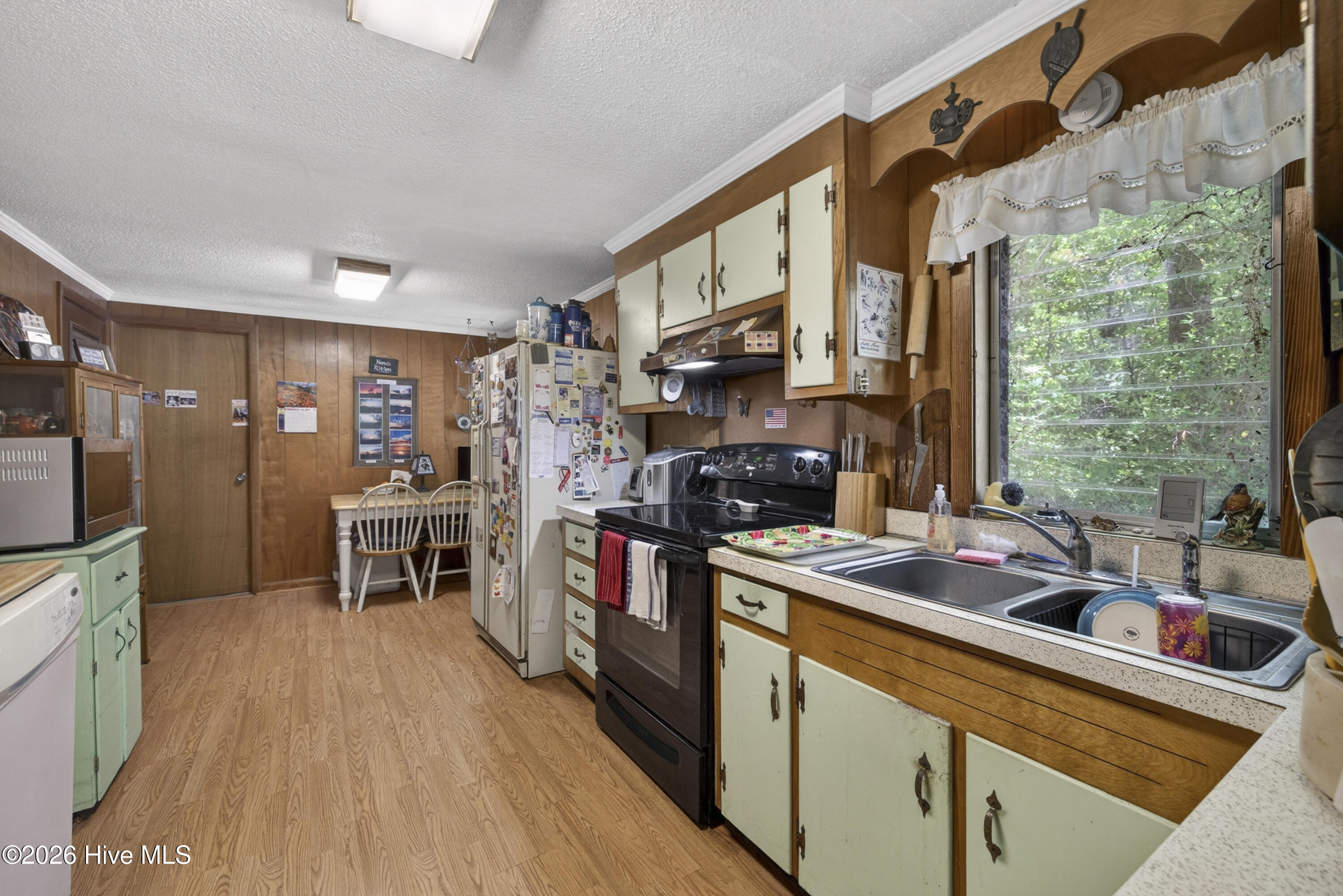 100569316 | Photo 22