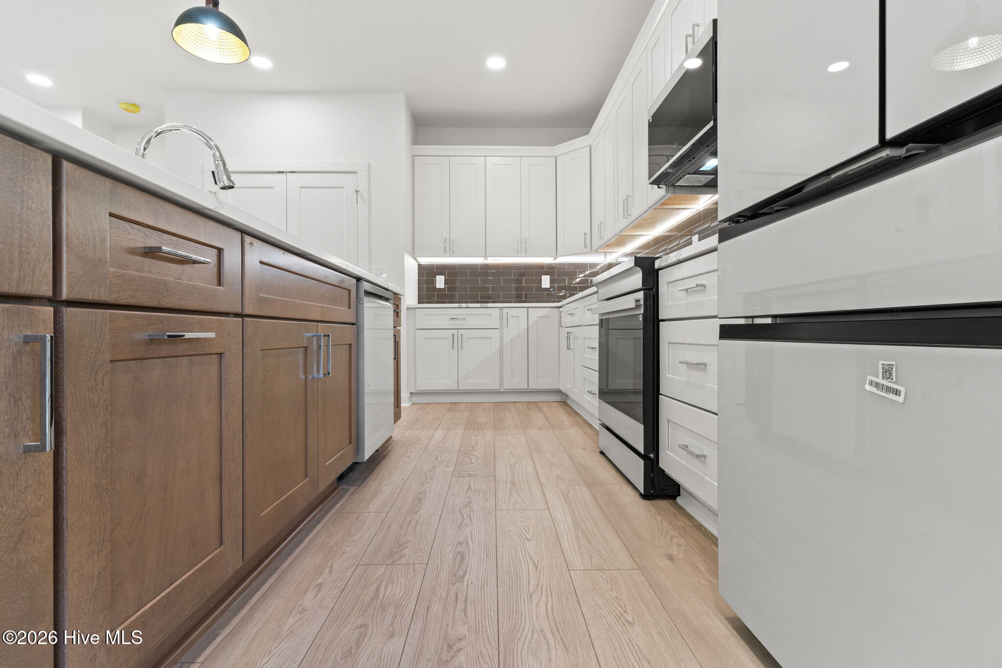 100559220 | Photo 16