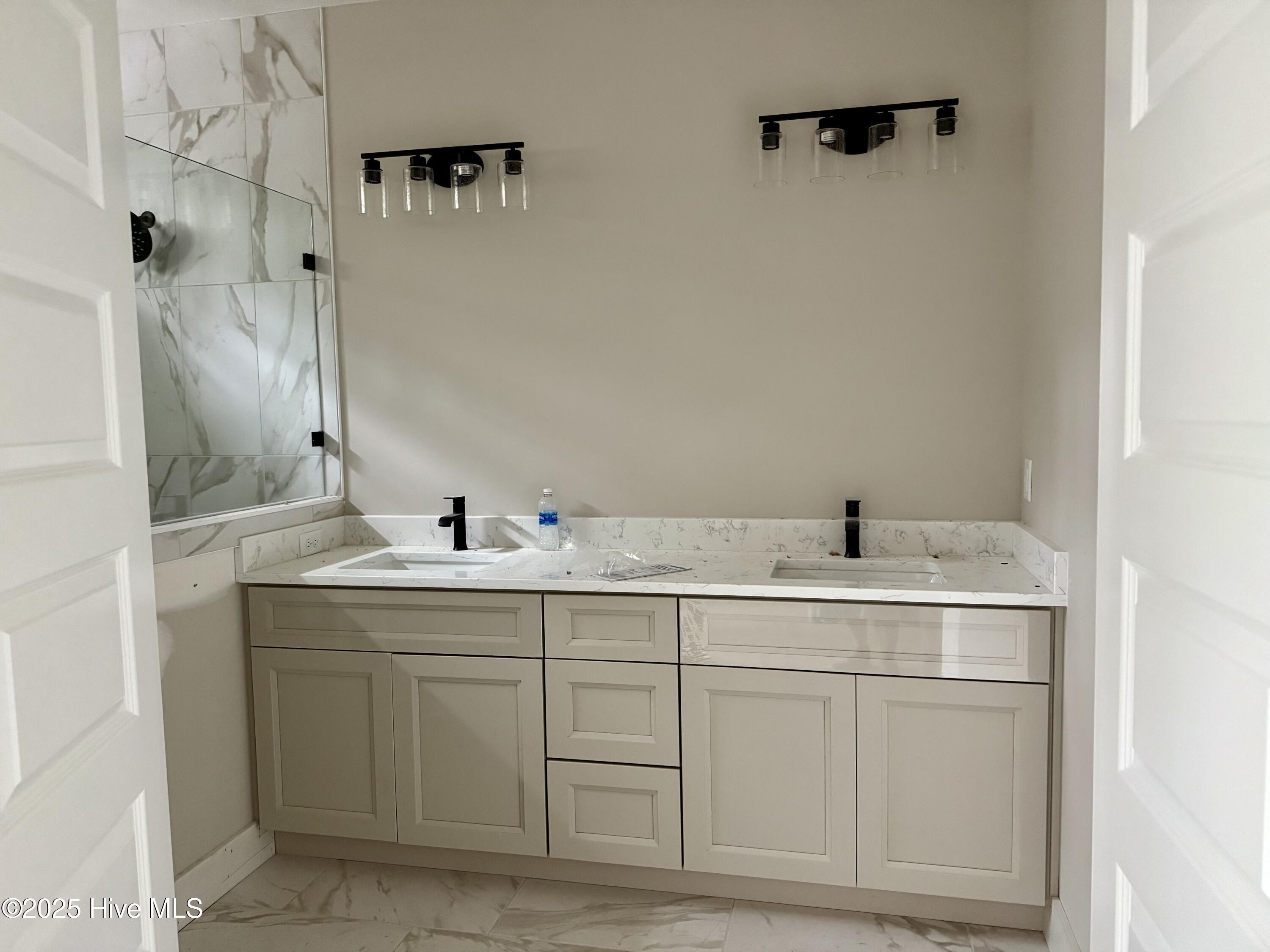 100528039 | Photo 14