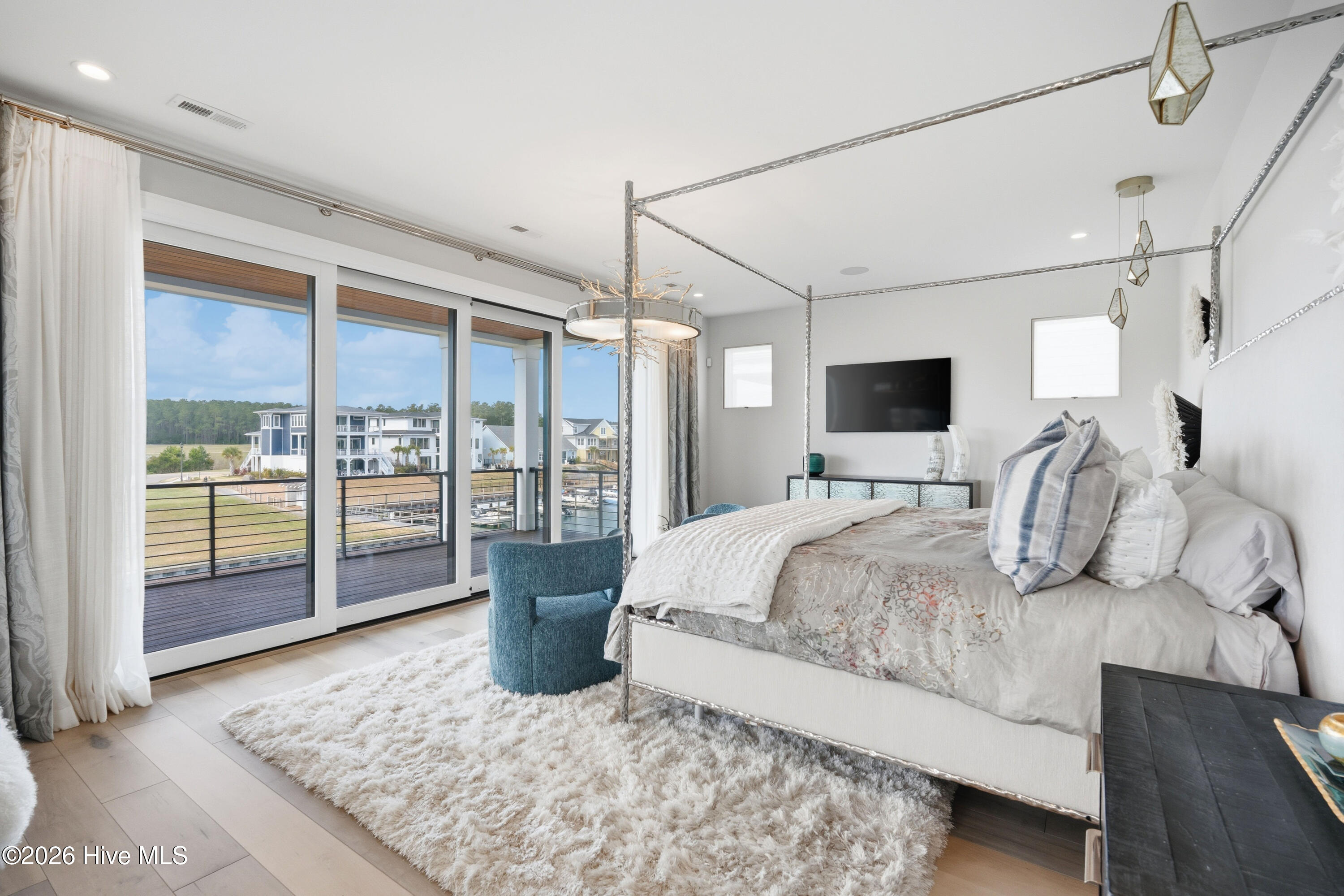 100567165 | Photo 36