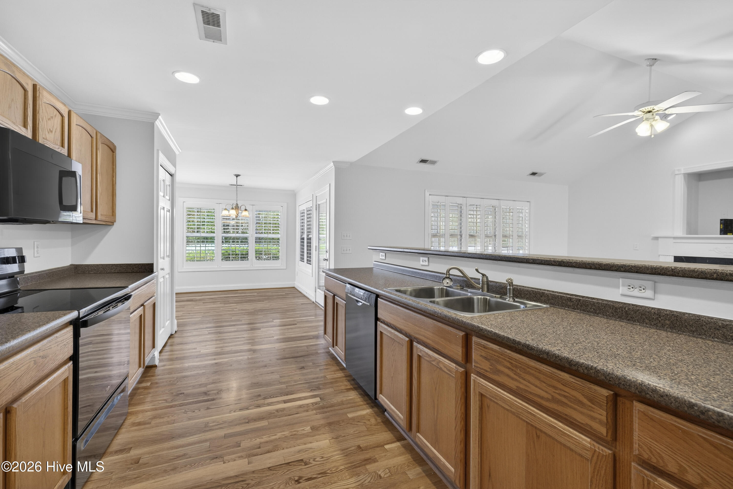 100563157 | Photo 10