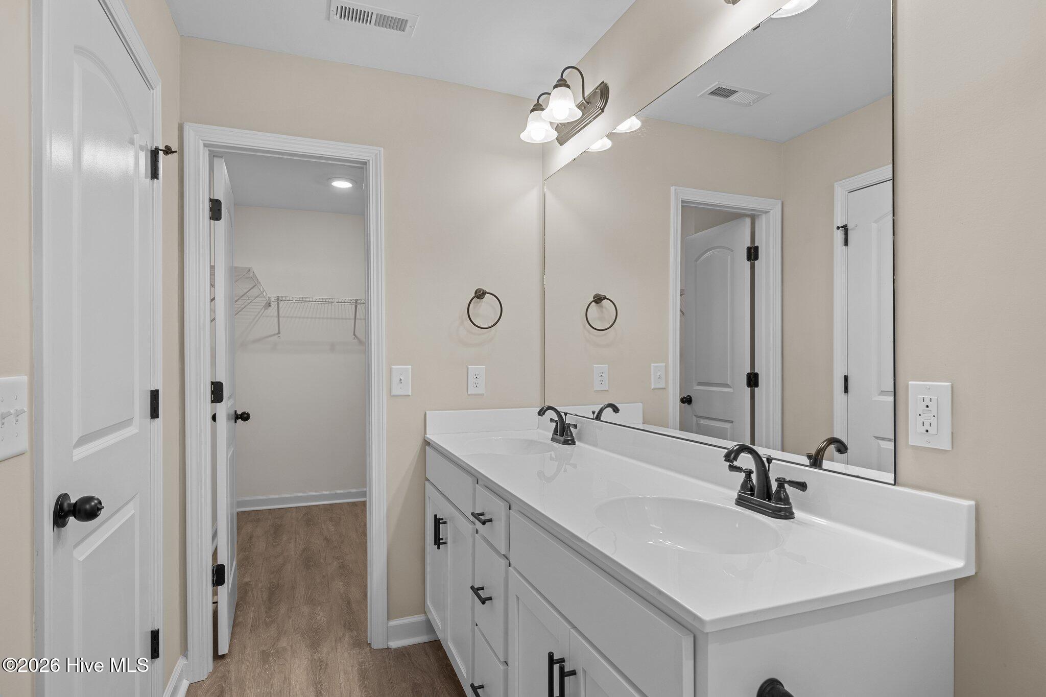 100547532 | Photo 16