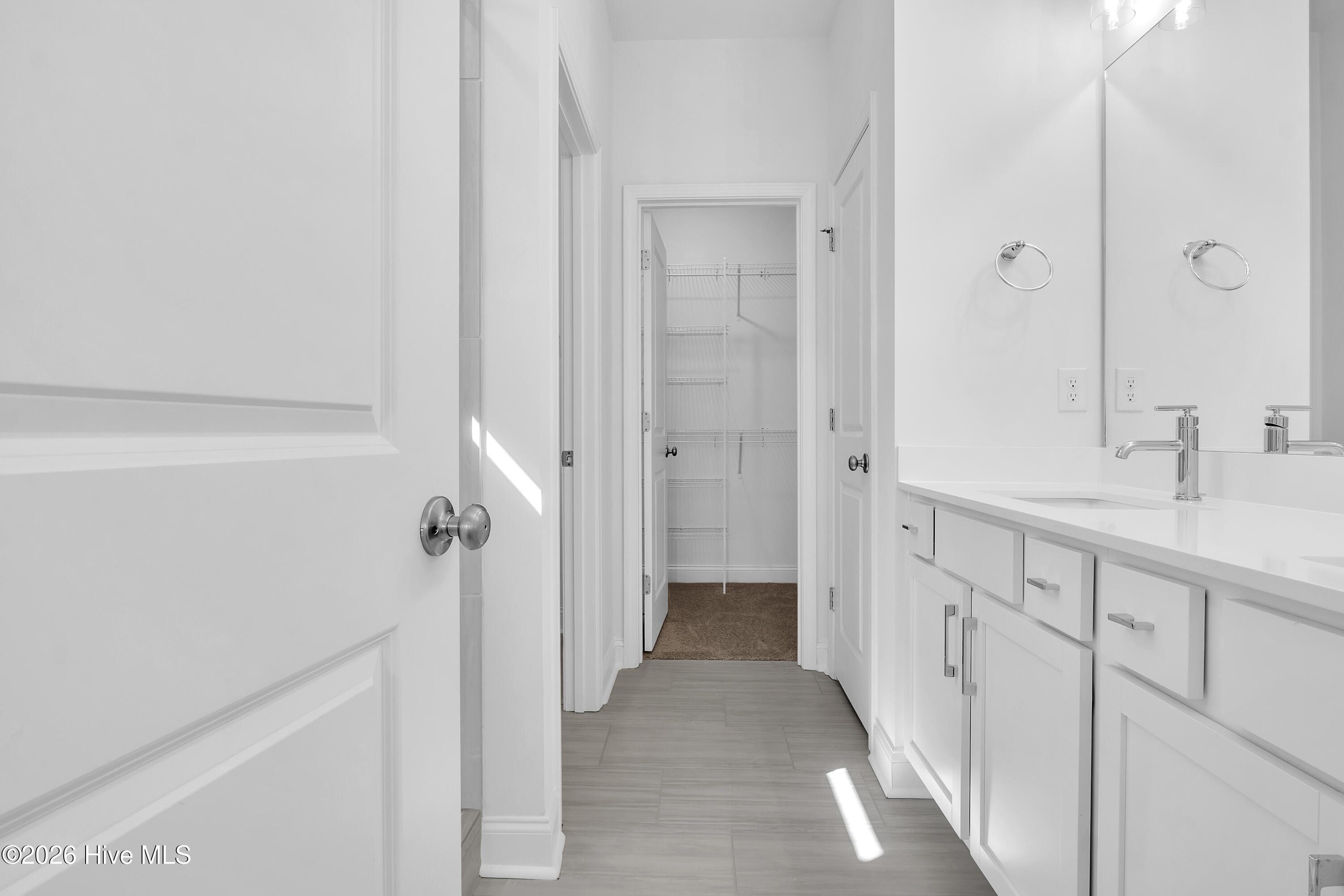 100563590 | Photo 23