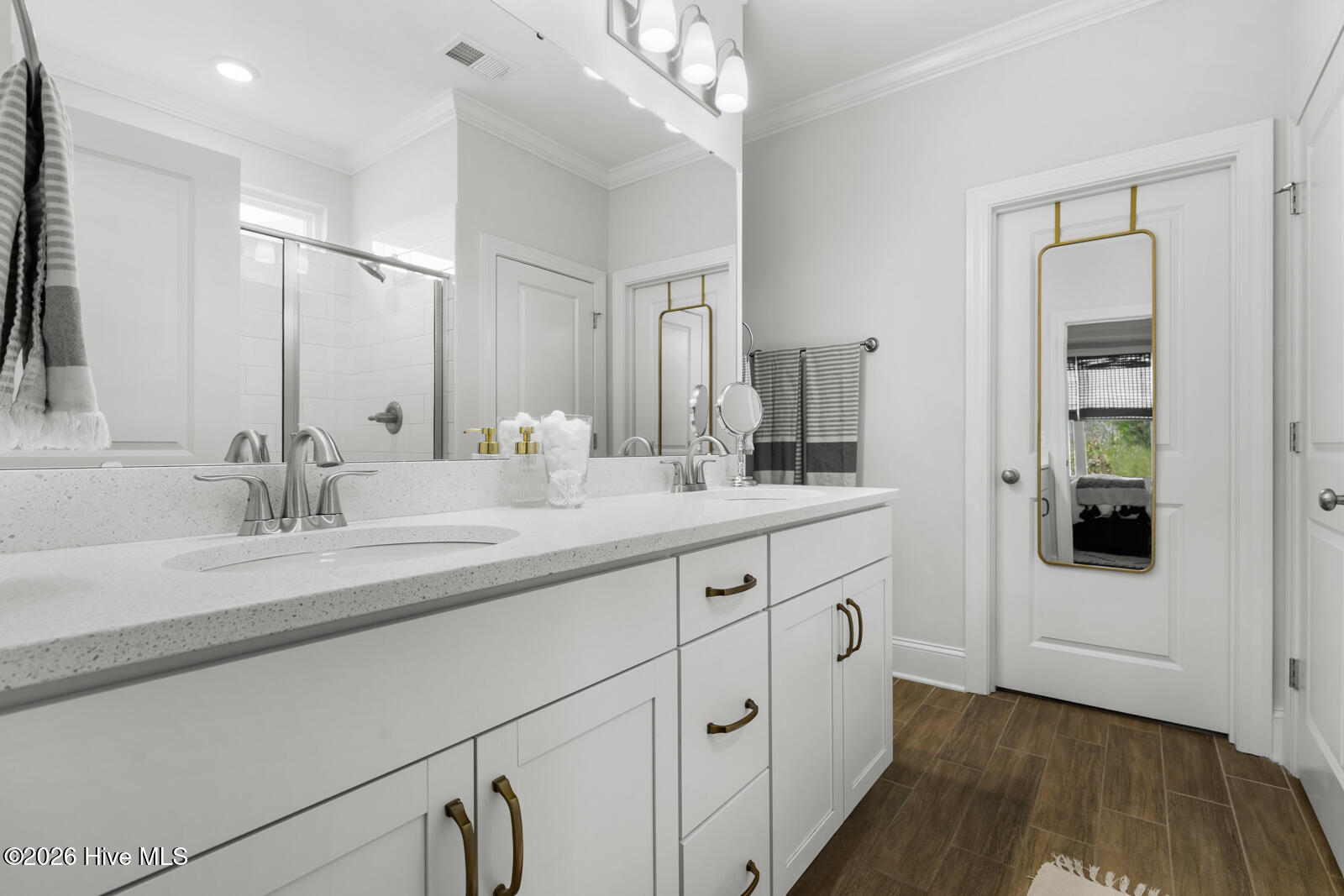 100562165 | Photo 25