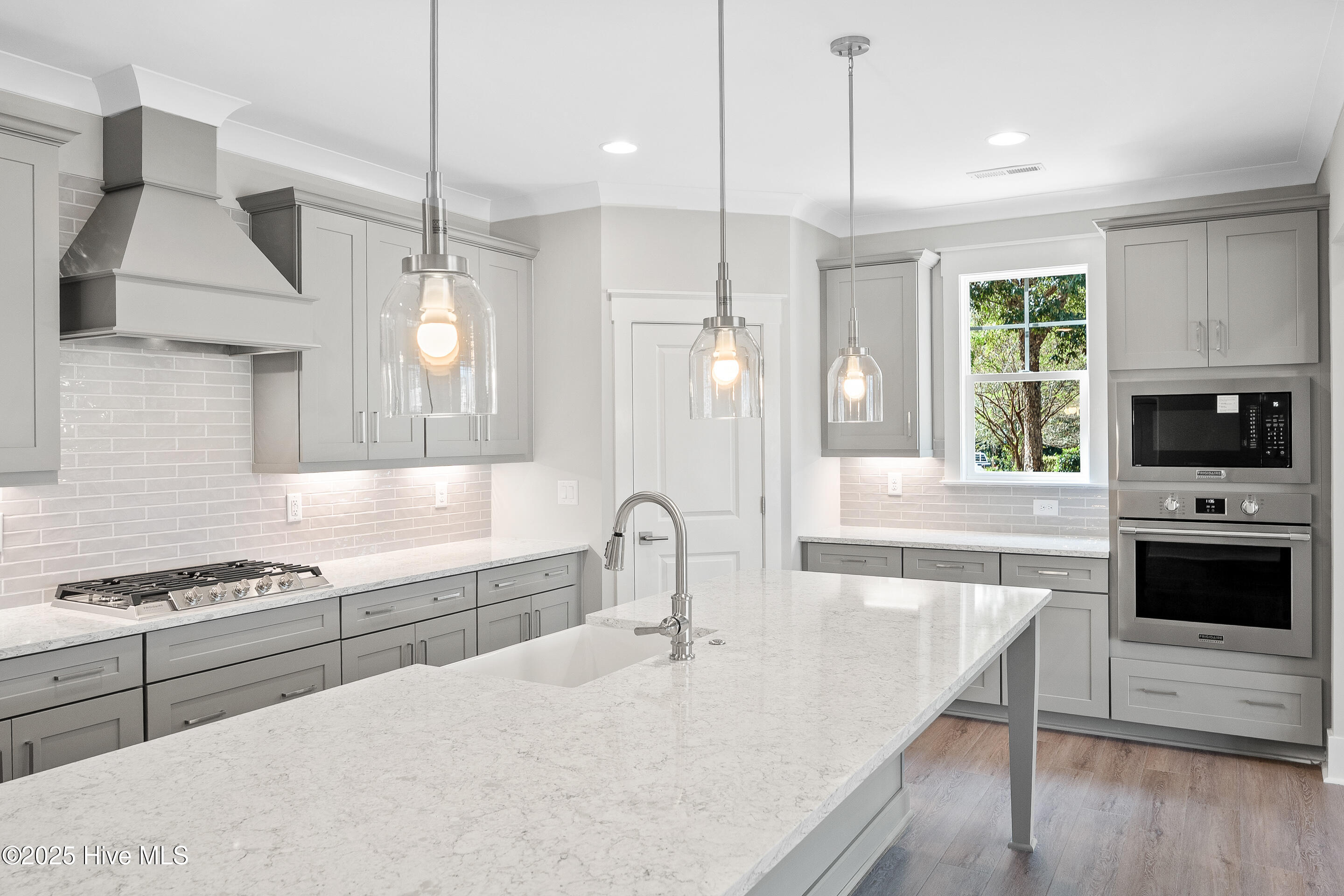 100521793 | Photo 12