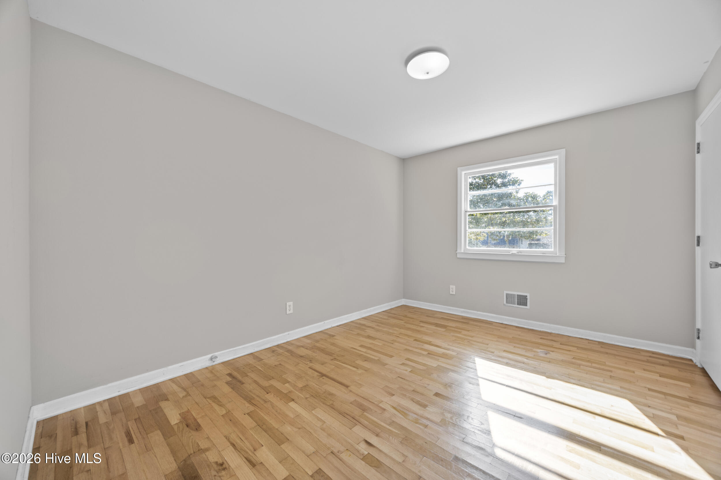 100548079 | Photo 27