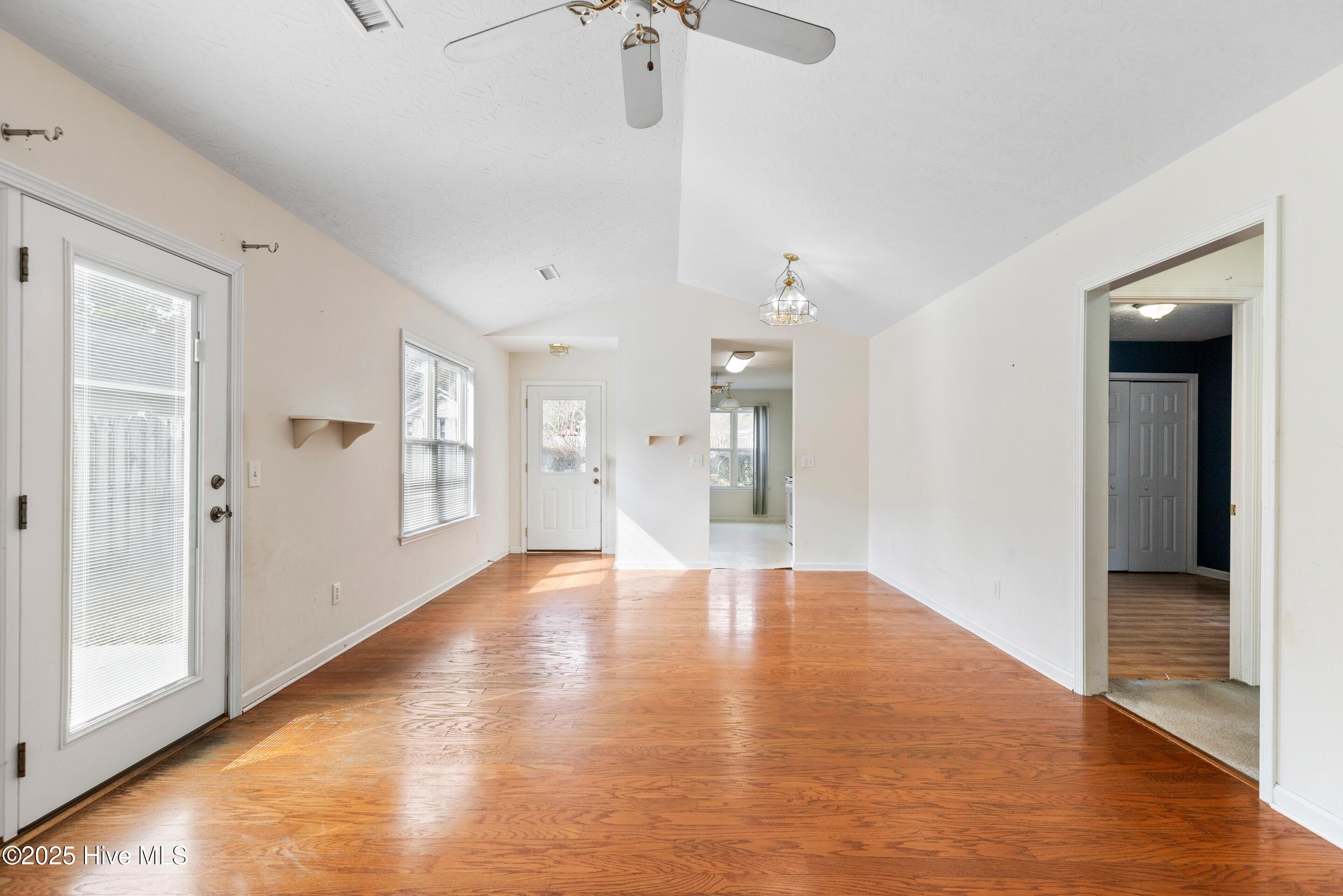 100539007 | Photo 11