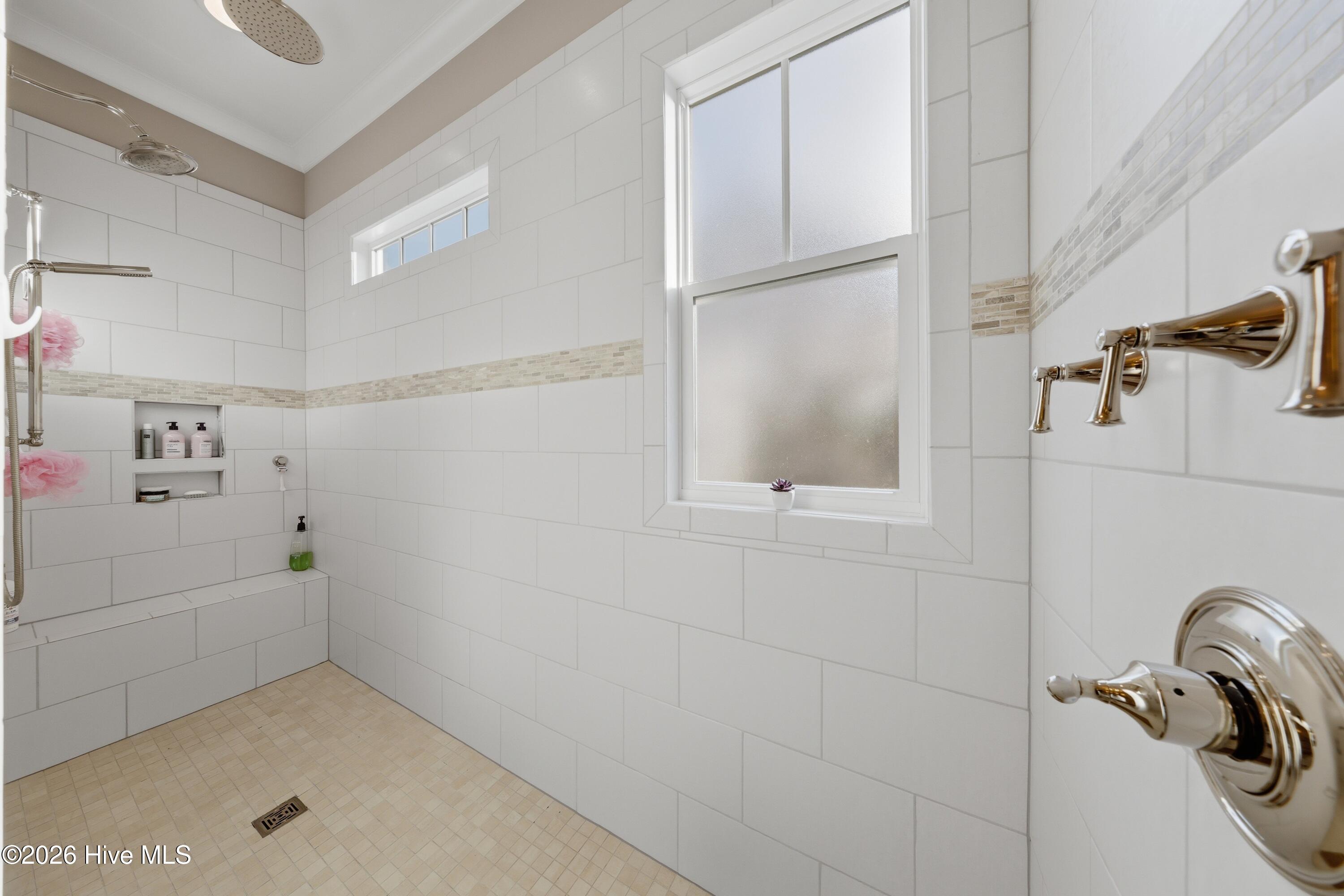 100560697 | Photo 40