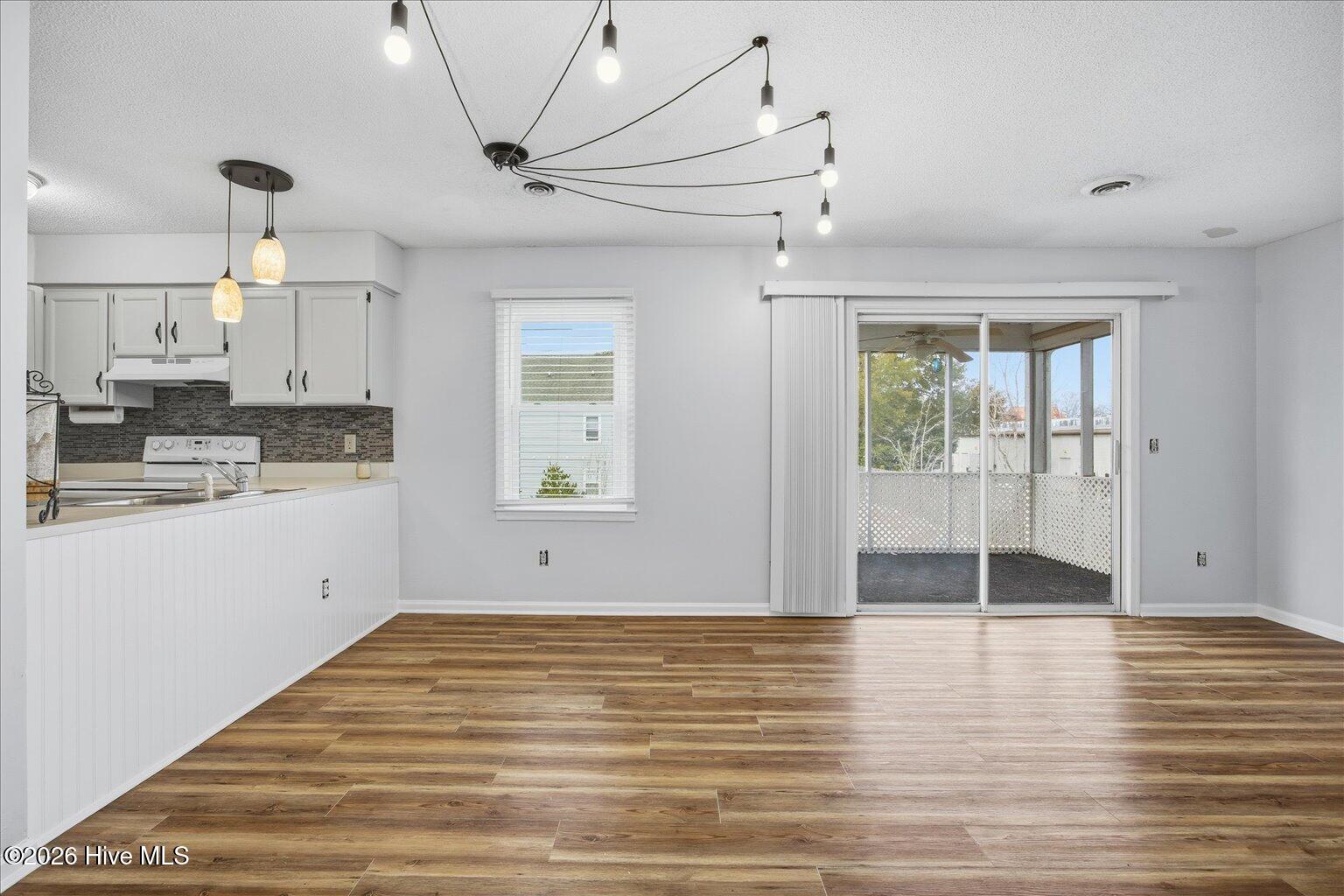 100548527 | Photo 12