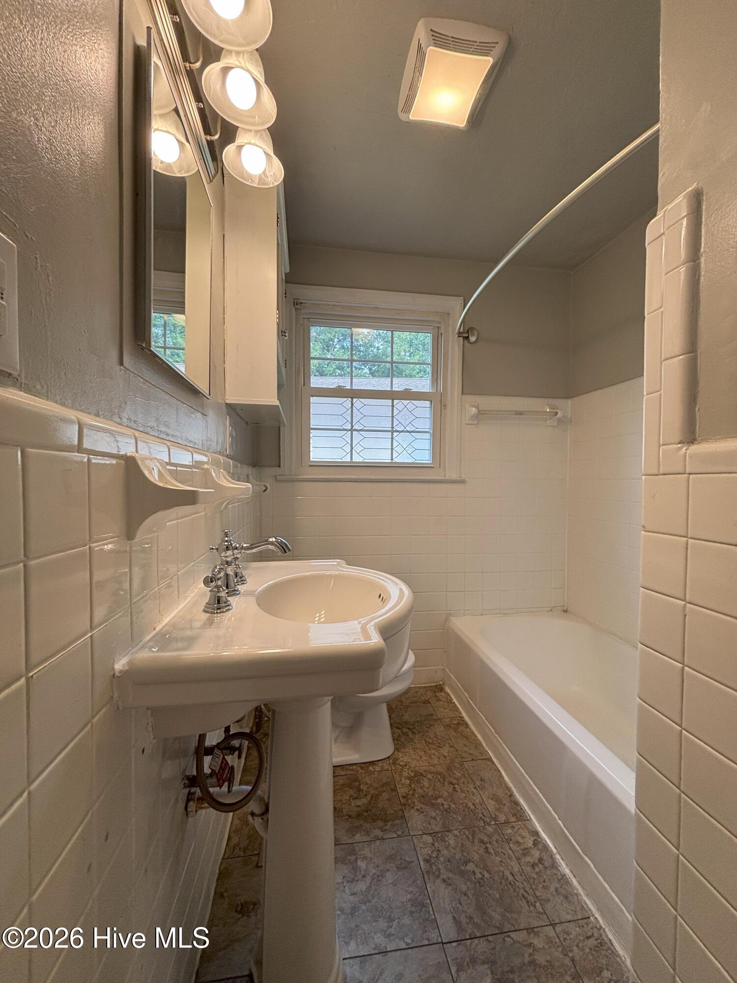 100562422 | Photo 11